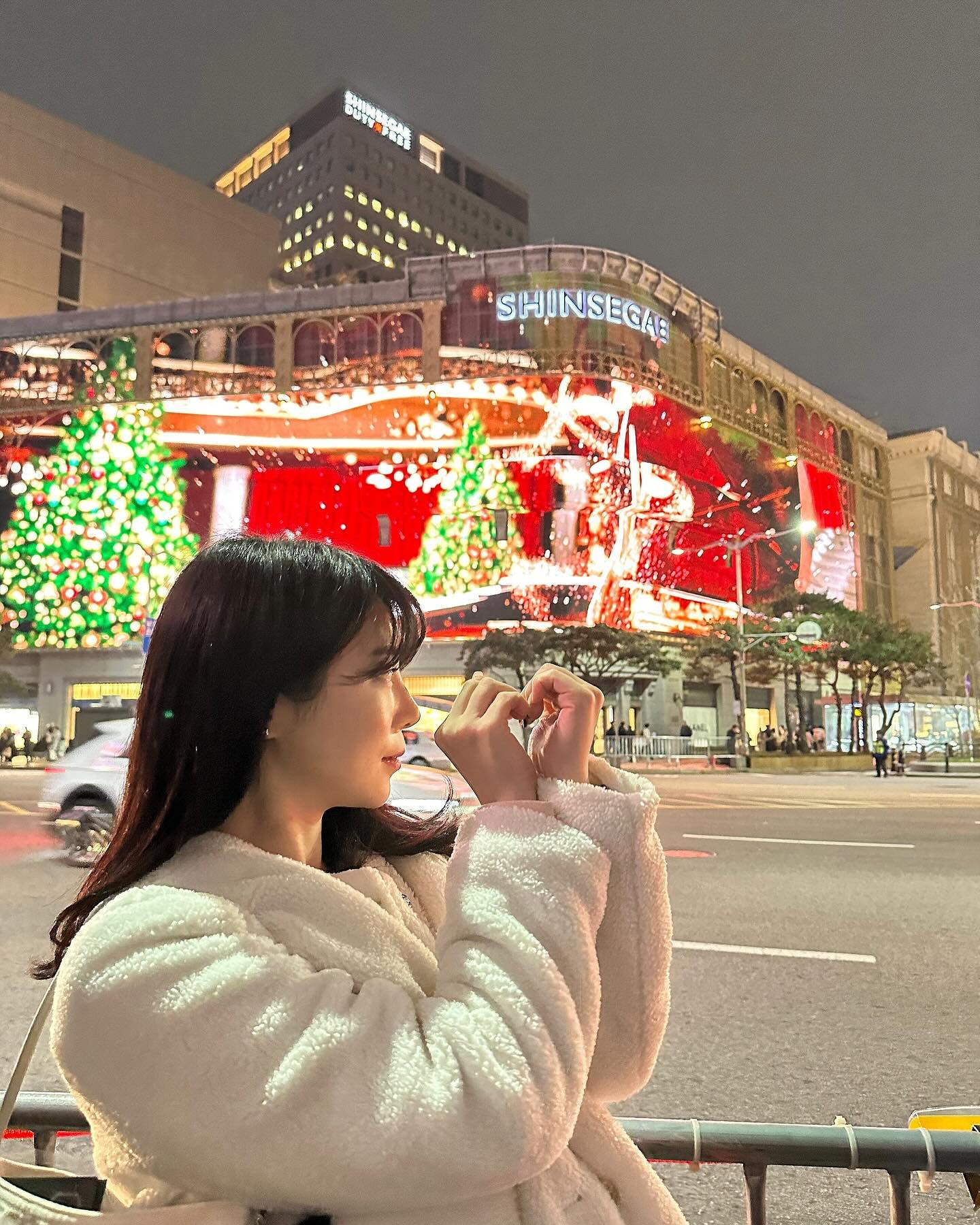 작년 못봤지만 올해는 보고온🎄🎅🏻🤶🏻
전시회 가려고 왔다가 근처라 보고온 우연히 카페도 명당 찾아따💓
넘 행복했던 날 🎧💌🧸🧣기본카메라 점점 적응중🫣🤭
영은이와 한 서울의봄 데트🥰♥️ 급만남이였는데 
우연히 찾은게 다 만족스러워! 할머니되도 놀러다니쟈😊☺️😛