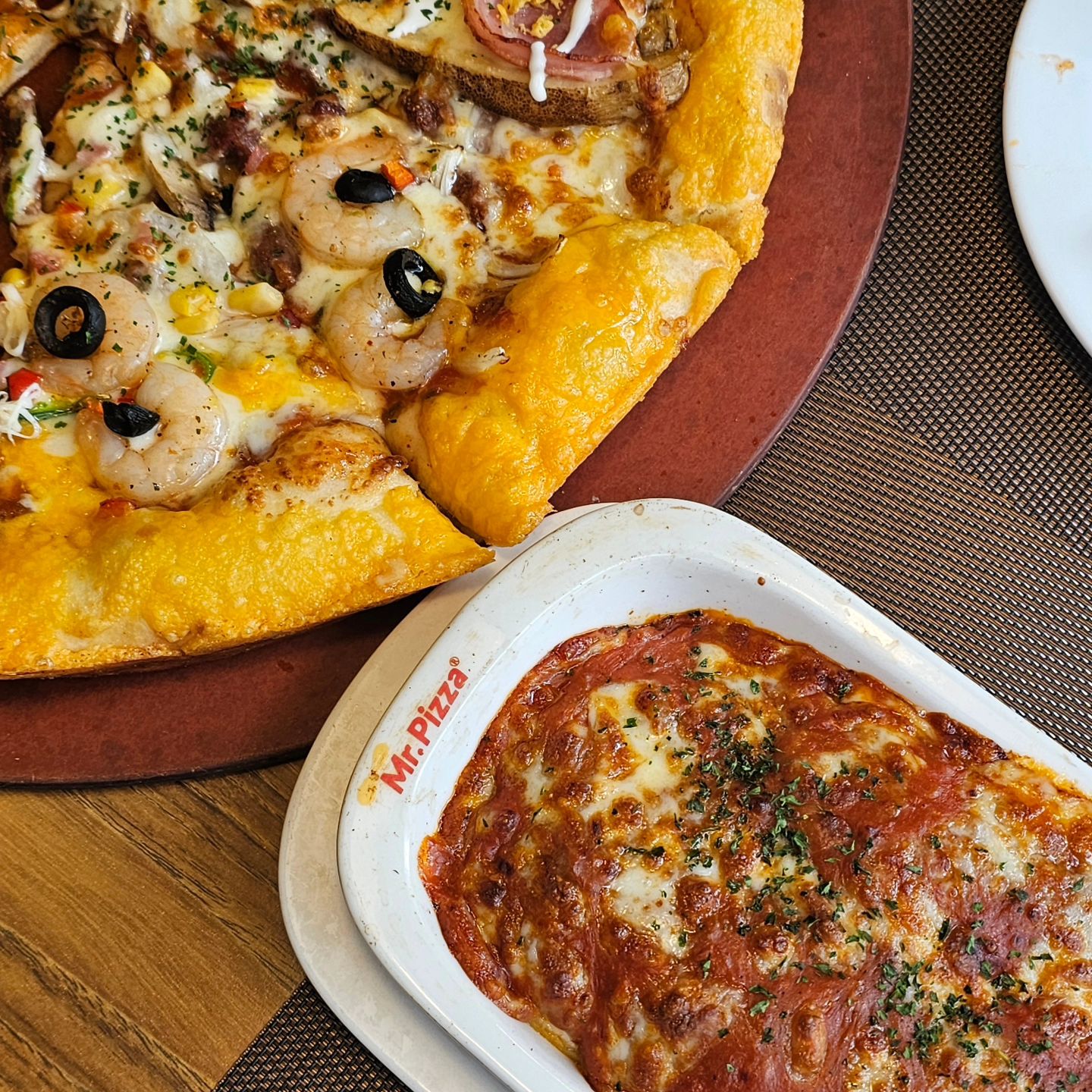 #협찬

데이트때 자주갔던 미스터피자 🍕 
오랜만에 방문해서 피자랑 샐러드바 뇸뇸
샐러드바는 예전에 비해 줄어서 아쉬웠지만
미피 피자는 골드 엣지는 여전히 맛있었다!

이날은 일반주문으로 먹고왔지만
피자부터 샐러드바, 음료까지 무한으로 즐길 수 있는
피자 뷔페로도 이용할 수 있었던 상남동 미스터피자 🫢

😘 다음엔 피자뷔페로 이용해보아야지!

🎈 미스터피자 창원상남점
✔️ 경남 창원시 성산구 상남로 122 롯데메디칼 2층
✔️ 매일 11:00~21:00
✔️ 055-261-5757

#창원맛집 #상남동맛집 #피자맛집 #상남동뷔페 #피자뷔페 #미스터피자 #창원미스터피자 #리뷰노트 #상남동피자