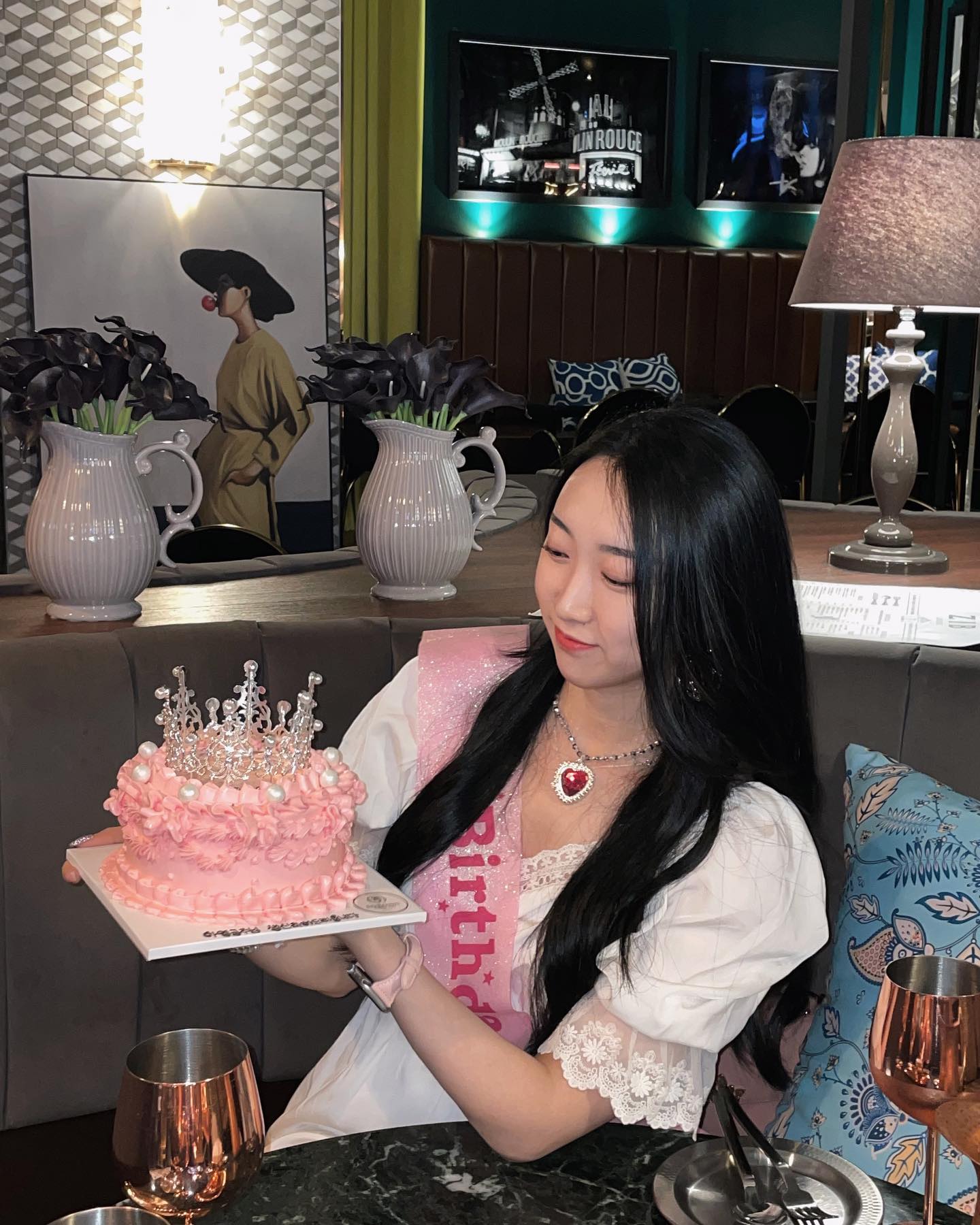 이거슨 작년 생일빠티 입니다🎂🎂피드에 안올린게 아까워 성ㅎㅎ 이 케이크의 비하인드 스토리는 ㅋ ㅋ ㅋ 보통 케이크는 서프라이즈로 준비하잖아요? 제친규들은 저한테 디자인이랑 문구랑 제 마음에 드는지 다 허락을 받고 제작했습니다ㅋㅋㅋㅋㅋㅋㅋㅋㅌㅋㅋ 제 공주취향대로 만들어주고 싶었던,, 공주취향이 아닌 친구들의 마음이었지요ㅋㅋㅋㅋ♡︎ 작년 생일은 제 삶의 터전이나 주변 많은것들이 바뀌고 처음 맞는 생일이었어서 우울하거나 초라하고싶지 않다는 부담감이 많았던 생일이었는데 친구들덕분에 기쁜 생일 을 보냈었답니다:) 이번생일은 많이 여유로워지고 평온한 마음이어서 이래도 좋고 저래도 웃기고 요래도 재밌는 마음이었습니다~ 모두들 축하해주시고 선물도 주시고ㅎㅎ 제곁에 머물러주심에, 가끔이라도 저를 기억해주심에 감사합니다♡︎
#생일파티 #공주 #birthdaycake #princess #party