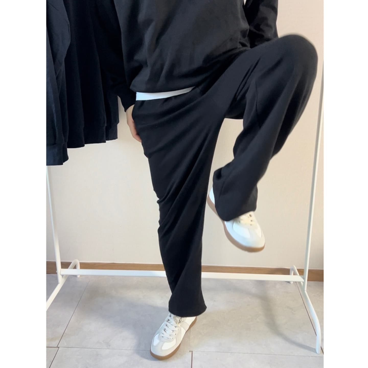 #협찬 #밴딩와이드팬츠 
#남자트레이닝복 

선선한 가을~ 
간절기에 딱 어울리는 트렌디한 트레이닝복~
꾸안꾸패션으로 딱이죠~

아이픽 트레이닝복은
M~3XL 다양한 사이즈와 캐쥬얼하고 베이직한 색감으로
대학생부터 30대까지 두루 잘 입을 수 있다는거!!

허리 라인을 잡아주는 편안한 밴딩과 뛰어난 텐션감으로 
활동성도 완전 좋다는거~ ^^

꾸안꾸 스타일로 편하게 입어요~ 
☞ http://smartstore.naver.com/ipick-

#맨투맨 #후드티 #밴딩팬츠 #와이드팬츠 #남자코디 #남자가을코디 #아이픽 #꾸안꾸코디