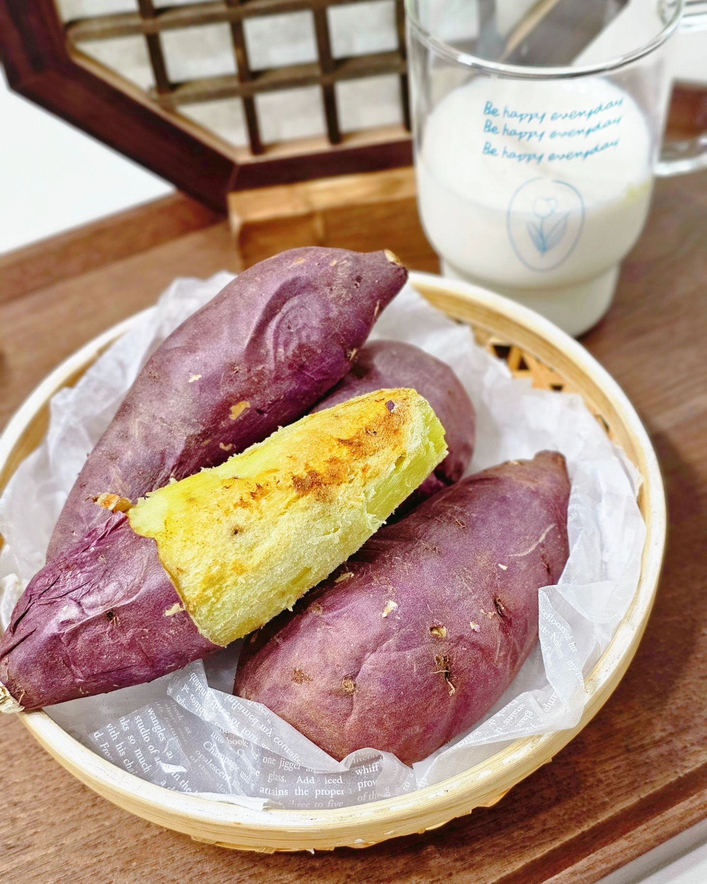#협찬5onfarm

맛있다고 소문난 오온농장 베니하루카 고구마
이거 진짜 맛있네요.
밤고구마에서 점점 꿀고구마로 변한다는데
저는 오자마자 군고구마 했는데
달다 달아 진짜 달콤 향긋~

충남 예산 황토에서 자란 정말 맛있는 오온농장 고구마
드뎌 1년 고생한 결과물 수확! 택배 시작했어요.
맛있는 고구마 쟁여놓고 구워먹고 삶아먹고 튀겨먹고
아시죠?

저는 단호박 조금 추가해서 고구마스프 만들었는데
우유만 부어도 이렇게 부드럽고 고소하다고요?
소금 쬐끔, 설탕 1숟가락 넣고 스프만들어보세요.
풍미 장난없어요.

삶거나 찐 고구마 3개 준비해서
버터 30g, 설탕 2T, 찹쌀가루 70g, 시나몬가루나 코코넛가루 조금 넣고
한입 크기 동그랗게 말아서
와플 만들기도 했는데
10분 구웠더니 바삭쫄깃
진~~짜 맛있어요. 손을 멈출 수 없는 맛!

오온농장 꿀고구마로 
스프도 한입 사이즈 와플도 꼭 만들어보세요.
캠핑가서 군고구마 필수인거 아시죠?

맛있다고 소문난 오온농장 고구마 하나면
밤고구마 꿀고구마 모두 맛볼 수 있어요.

5onfarm
📍네이버에 오온농장 🔍

mina._.unni__  땡큐

#꿀고구마 #호박고구마 #햇고구마 #밤고구마
#고구마맛집 #오온고구마 #오온농장
#베니하루카 #맛있는고구마
#간식 #건강간식 #군고구마 #고구마스프
#고구마와플 #캠핑필수품