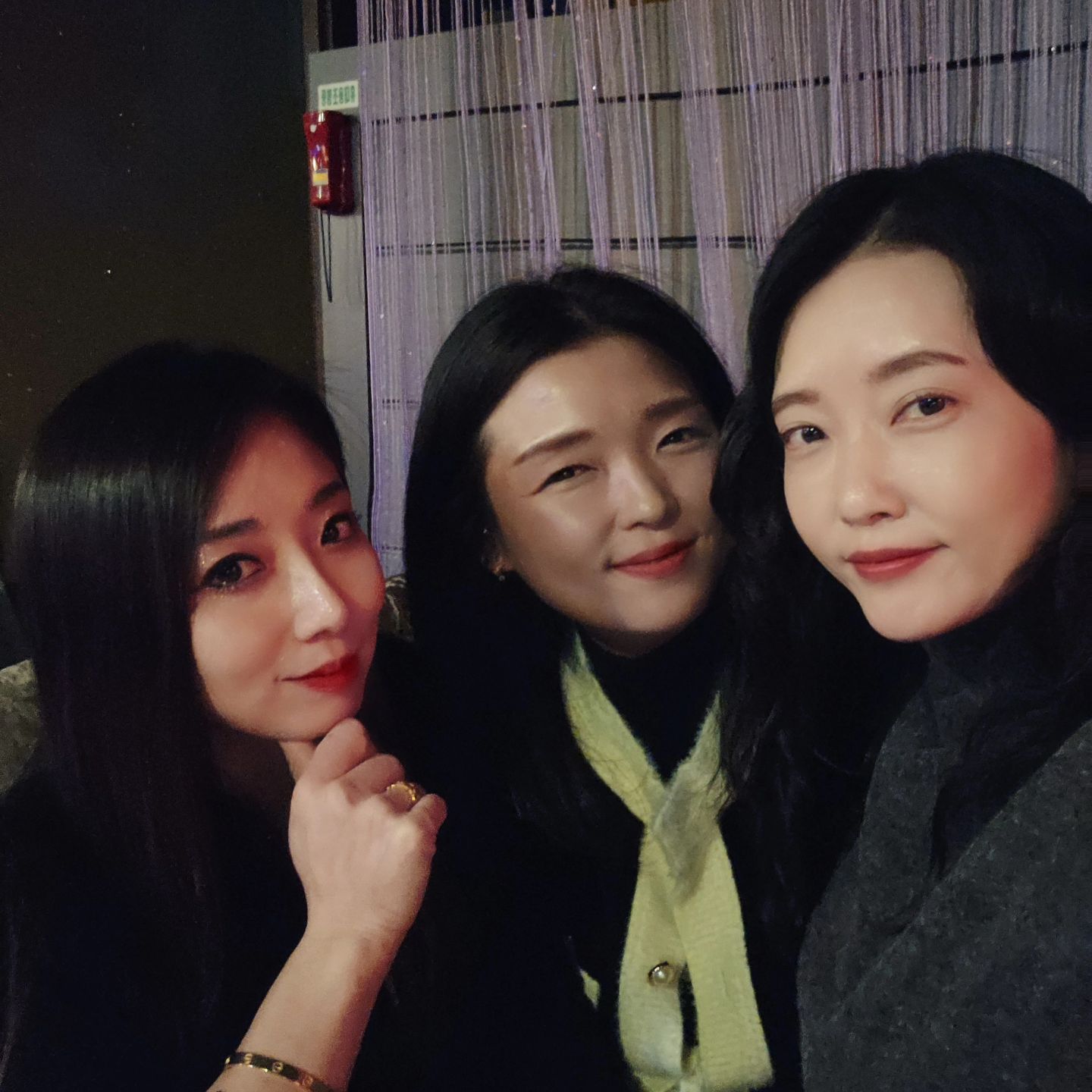 오랜만에 피드 올려요~ 
어제는 친구들이 가게 찾아와서
오랜만에 넘  즐거운 시간 이였어요.
1차는 우리가게 2차는 친구네 가게
다 모이면 훨씬 많지만 다들 결혼생활에
직장에 사업에 바빠서 급한데로 모였는데
온종일 깔깔대고 술도 마니 마시고 좋은 시간 이였어요 ㅋㅋ
유치원때부터 친구들이라 형제 자매같은
진짜 친구들~~ 고맙고 사랑한다^^♡♡

#친구들과함께❤️ #불목🔥 
#사장일기 #사장스타그램
