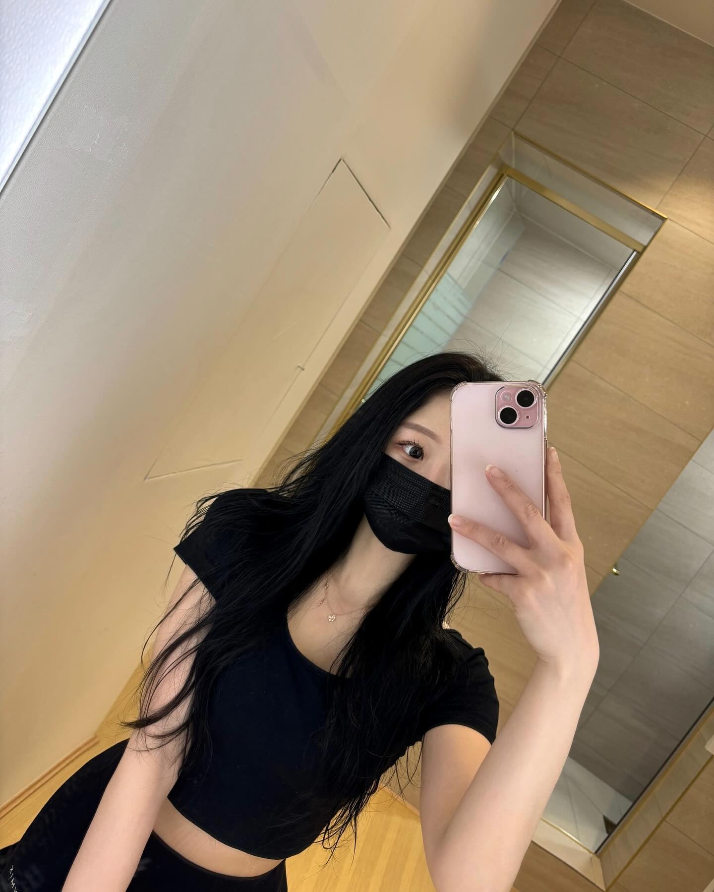 녀러분 제가 드디어 속눈썹을 헸써용👀🖤
#광고 
.
.
.
속눈썹 연장 시작한지 볕로 안되었지만 송도 브로우다래쉬 에서 좋은 기회로 시술을 받게 되었는데, 역시 연장은 끊을 수가 없어요🥹
아침 출근 시간도 줄여주고, 마스카라 가끔 안먹을 떼 화나는데 그런 일도 없습니다 ㅎ ㅎ 이물감도 없고 손도 빠르신 브로우다레쉬로 가서 예쁜 눈 얻으세요!!
