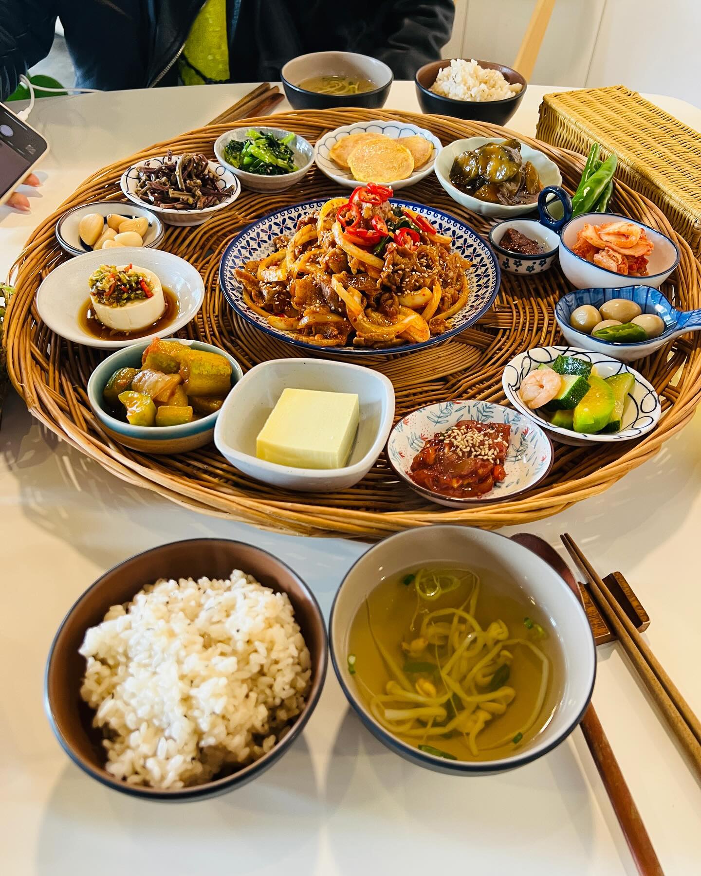 이날 폭식했어요~
언제는 안했냐만은 ㅋㅋㅋ 오랜만에 집밥같은 맛집을 찾았다~~
아는언니가 버스투어를 하자고 해서 성산에 갔다가 진짜 그냥 지나가다 들어간 음식점이였는데 인테리어에서부터 우리스타일 ㅋㅋㅋ
저 거울은 너무 탐남 ㅋㅋ
반찬 하나하나 맛없는게 없었고 사장님이 정성을 다하셨다는게 너무 느껴 #지는 맛집이였어요~ 
성산가시면 꼭 들려주세요~ 2인부터 주문가능입니다^^

📍제주 서귀포시 성산읍 일출로 270-2 제3호 (소쿠리)
🕓매일 10:30-20:00 라스트오더 19:00
  재료소진시 마감
🚗주차는 성산일출봉 주차장에 주차하시는게 편할꺼에요~

#제주맛집 #성산일출봉맛집 #소쿠리 #성산소쿠리 #내돈내산맛집 #꾸러기안나 #꾸러기안나일상 #맛집스타그램 #맛집탐방 #맨날먹어 #도민맛집 #인테리어맛집 #제주도민일상 #여행스타그램 #버스투어 #반찬맛집 #서귀포맛집 #맛집투어 #협찬문의dm