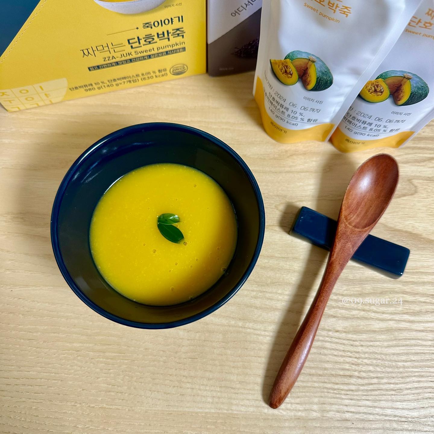 죽도 짜먹는죽으로 간편하게 -!💓

죽맛집 #죽이야기 에서 짜먹는죽 3종을 보내주셨어요!
고구마옥수수, 흑임자귀리, 단호박죽 세가지인데요 :)

세종류라 그날그날 기분에 따라 골라먹기 좋아요! 
죽은 따뜻하게 먹어야 한다고만 생각했는데
죽이야기 짜먹는죽은 냉장고 넣어놨다가 차갑게 먹어도 너무 맛있더라구요 ㅎㅎ 
간편한건 말해모해 -!
나가기전에 가방에 쏙 넣어서 가면 되니 굳굳👍
따뜻하게 드시고 싶으면 흔들어서 전자렌지 15초만 돌리면 끝 ㅎㅎ
마지막으로 입에 쭉쭉 짜넣기만 하면 됩니댜🙌

엄선한 신선한 재료를 듬뿍 넣어 만든 죽이야기 짜먹는죽!
HACCP 인증으로 안심하고 드세요!
패키지 구성이 너무 좋아서 다가오는 추석에 선물로도 완전 추천드려요!
아이들있는 집, 또는 부모님들께도 너무너무 좋을 것 같아요😍💛💛

▶️ jukstoryofficial 

.
.
.
.

#죽 #죽맛집 #짜먹는죽 #추석선물 #선물세트 #추석선물세트 #추석 #명절선물 #부모님선물 #간편죽 #식사대용 #식단 #간편식 #선물추천 #추석선물추천 #오늘뭐먹지 #먹스타 #맛스타 #소통 #먹팔
