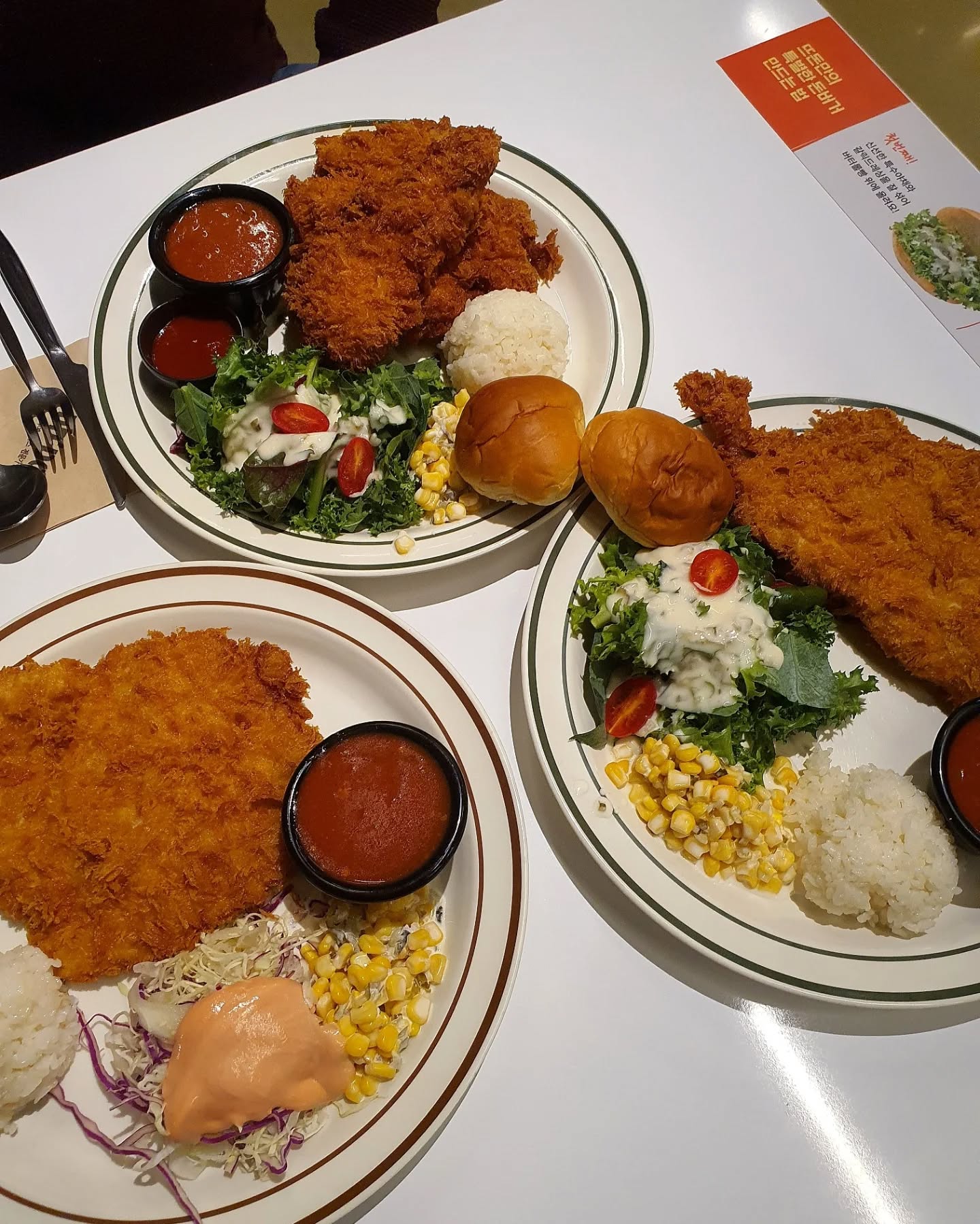 돈까스 먹으러 뜨돈에 가다 🌟 
돈까스로 햄버거도 만들어먹을 수 있숨👍
가장 맛있었던 돈까스는 치킨까스인데
닭다리살이라 엄청 부드러웠다😚
.
.
.
.
.
#돈까스맛집 #돈까스 #뜨돈 #뜨돈경산점
#맛집추천 #좋아요 #맞팔 #좋아요반사