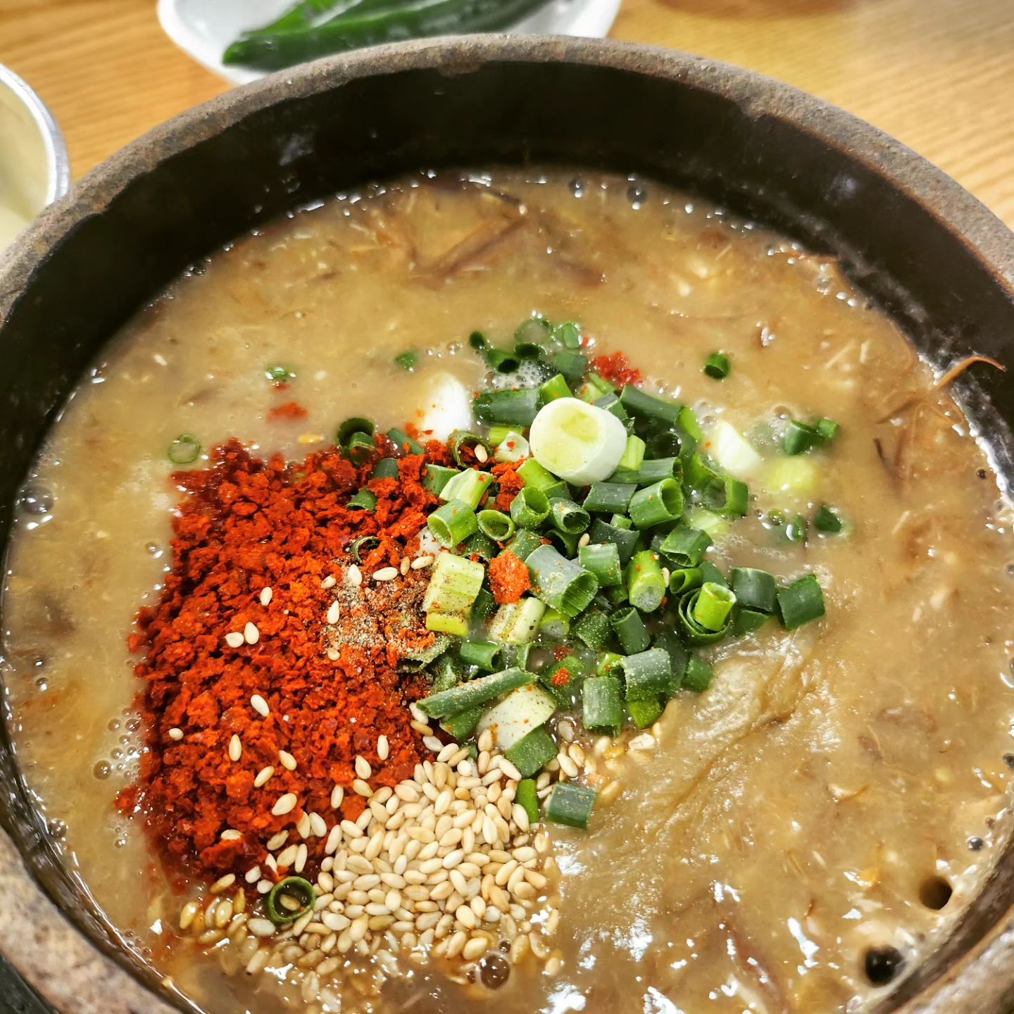 제주도 먹방투어

우진해장국은 오래 기다려야했지만 너무 맛있었고
오는정김밥은 전화를 300통이 넘게 하고도 소히가 성공
서귀포올레시장에서 포장한 회랑 닭강정은 와인독에 빠져서 사진이 없고...
우도는 숨쉬는 순간 모두가 좋았다.
우도 다녀와서 간단하게 간식 먹으려고 흑돈만두 갔는데
옆에 보룡제과 구경하러갔다가 시식빵이 다 맛있어서
만두랑 빵을 양손가득 들고 숙소에 갔다.
열심히 걸어가서 먹은 복자씨연탄구이도 너무 맛있었고
은희네 해장국은 제주도에서 먹으니까 더 맛있었고
비오는날 목화휴게소 반건조오징어는 맥주를 부르는 맛이다.
소희네뚝배기가 문을 닫아서 소희는 소희네뚝배기를 못가고
오조미야에 갔는데 해물탕 너무 시원하고 맛있었다.
마지막날 아침으로 재연식당에 갔는데
겉바속촉 옥돔구이에 기름좔좔 고등어에 고소한 갈치에
오빠들이 좋아하는 제육까지 너무 완벽했다👏
제주동문시장에 가서 옥돔이랑 반건조오징어 사고
인그리드에 가서 커피마시고 
마루해물라면 한그릇으로 제주 먹방 마무리...🙌

제주도 또 가면 꼭 다시 갈 곳 리스트

#제주도여행 #제주도맛집
#우진해장국 #서귀포올레시장 #오는정김밥
#산호반점 #톳짬뽕 #톳짜장
#우도랑카페 #땅콩아이스크림 #복자씨연탄구이 
#성산맛집 #보룡제과 #흑돈만두
#은희네해장국성산점 #서귀피안베이커리 
#목화휴게소 #반건조오징어
#오조미야 #해물탕 #재연식당 #생선구이
#마루해물라면 #인그리드