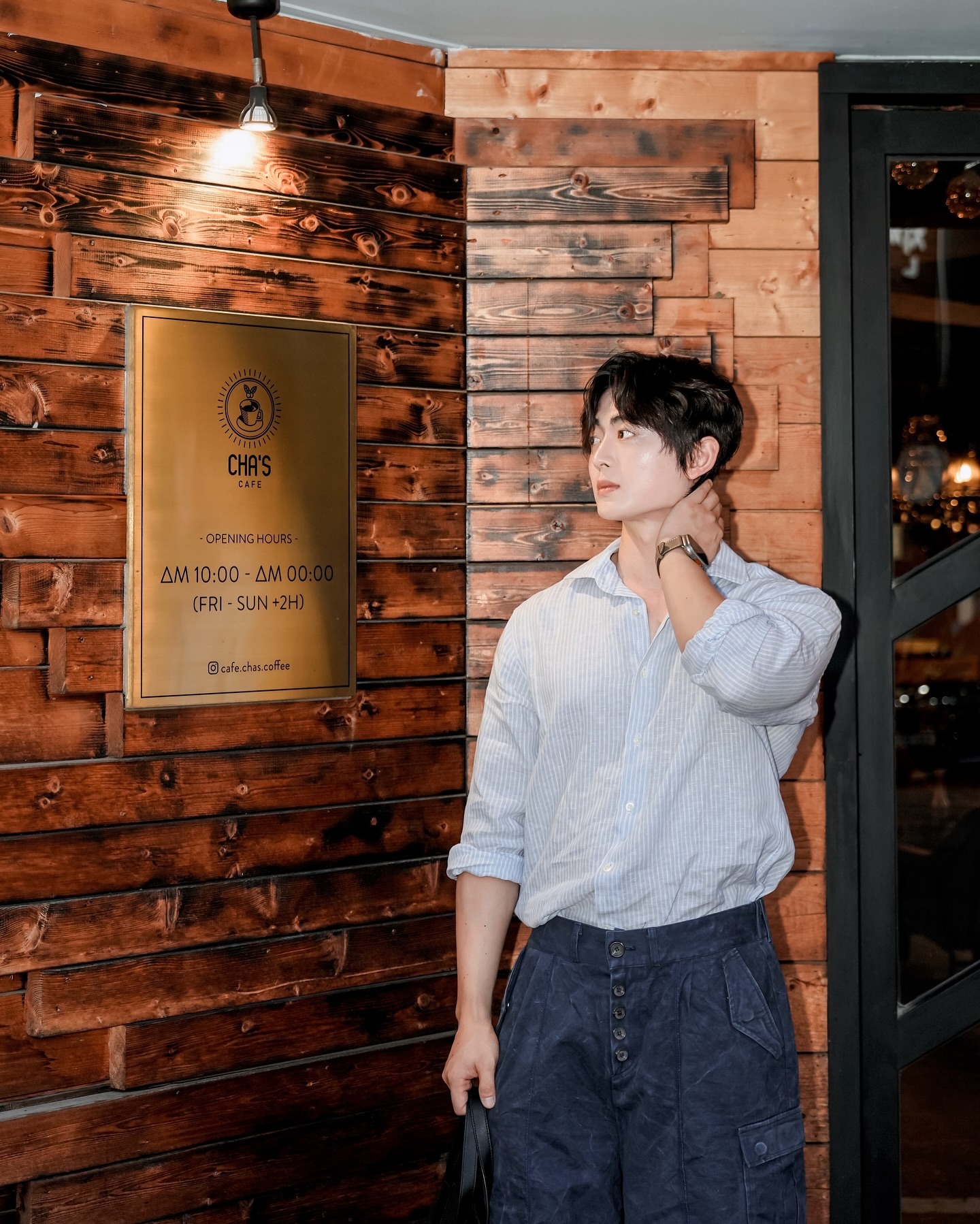 이제 긴팔에 반바지 시즌이긴 해요
벌써 9월이라는 사실을 부정하고 싶은 요즘..
가을은 좋지만 빠르게 흘러가는 시간은 속상하네요

클래식한 느낌의 스트라이프 패턴 셔츠와
클래식한 느낌의 버튼플라이 팬츠
거기에 스웨이드 뮬 툭

기본에 충실한 제품은 언제나 실패가 없는 이 느낌

#스트라이프 #스트라이프셔츠 
#stripe #stripeshirt 
#버튼플라이 #남자가을코디 #남자가을패션
#브로이어 #브로이어플러스 #breuer
