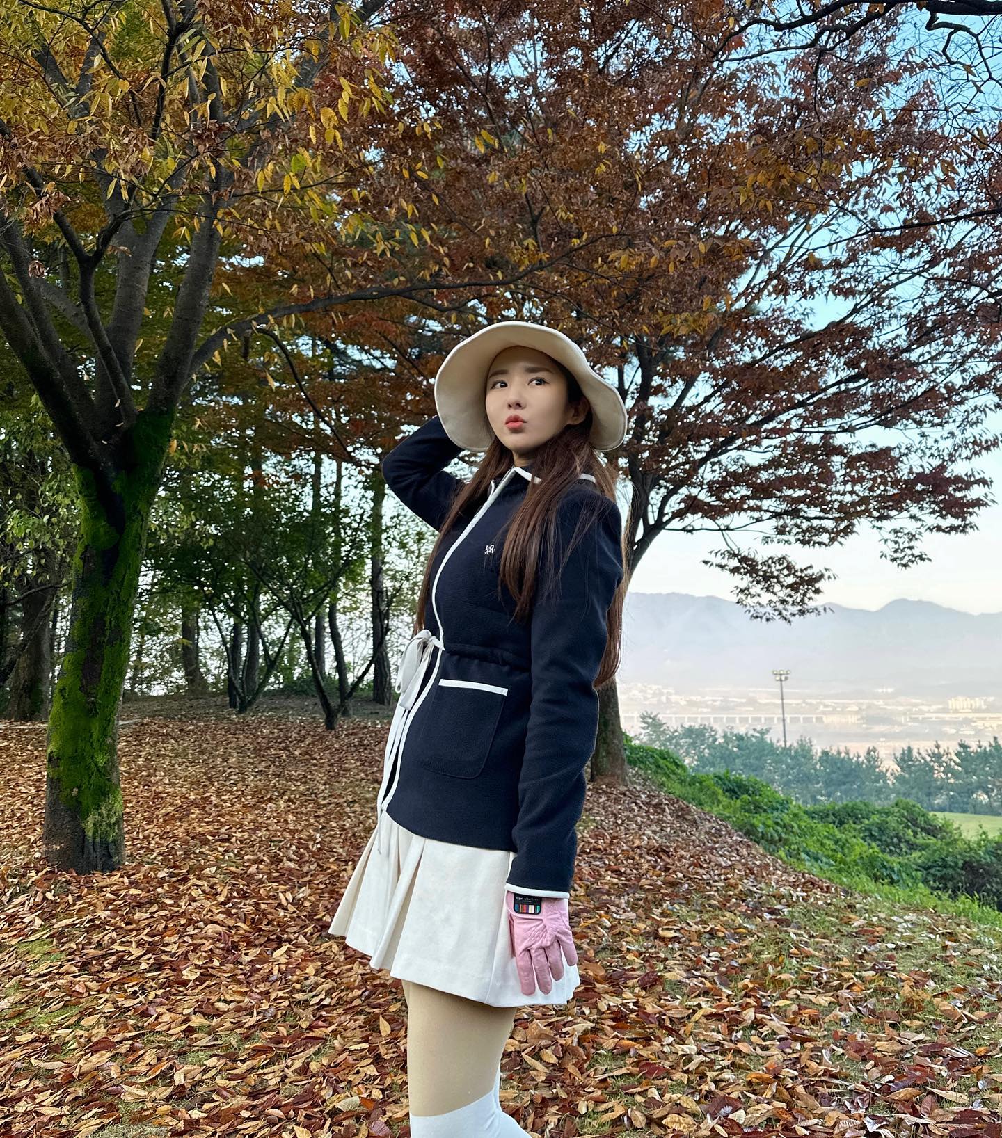이런 룩은 오때요 저..👩🏻
가을여자 느낌 좀 내봤어요(?)🤎

허리라인도 잡아줘서 날씬해보이고 따뜻한 요 자켓은 #voken 의 FEVE 신슐레이트 테크니컬 윈터 자켓🖤

스타일도 추위도 포기 못할 때 딱이에요

voken.official 

#라운딩룩 #필드룩 #골프룩 #골프웨어 #골프패션 #가을골프