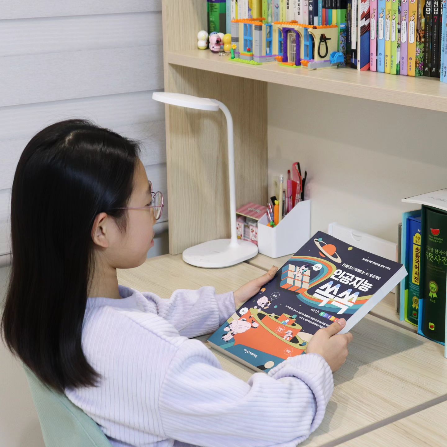 공부도 트랜디하게✨️✨️
요즘 대세는 인공지능과 코딩이잖아요!
인공지능을 어떻게 잘 활용하느냐에 따라 미래지향적인 대비를 할수있고, 어떤 상황에 효과적으로 쓰일지도 파악할수있게되는데요!

사실 부모님들은 그게뭐지 싶은데, 아이들의 창의력을 바탕으로 컴퓨터 프로그래밍 학습으로 전반적인 교과과정까지 두루 섭렵할수있다고 해요👍🏻

하블리도 시작은 해보고싶지만, 엄두가 안나던게 사실...
전국 초,중,고등학교 및 SW교육 전문가분들께서 검토해주신 #인공지능쏙쏙 은 ➿️ 기본 개념부터 다양한 주제로 폭넓게 코딩과 프로그래밍을 다루는 책이였어요🙂🙂

특히 처음 접해보는 아이들도 학습 과정을 영상에 담아 보면서 따라할수있고 QR코드를 이용해 각 프로젝트의 영상을 보면서 학습하니 교강사를 위한 PPT자료를 별도로 제공되어 관심이 있는 누구나! 읽으면 도움이 되겠다싶었어요🎵

거기에 이론적인 설명보다는 이론과 실습으로 체계적이면서 하나를 배우더라도 깊이 이해할수있도록 단계별 구성이 되어있었어요!
그래서 처음 접하는 아이들도 호기심이 생기면서 자연스럽게 집중하며 하나하나 따라해보며 읽기 좋을것같아요🤸‍♀️🤸‍♀️

우리 주변에서 쉽게 찾아볼수있는 다양한 인공지능을 소개하며, 챕터별 정리할수있는 step by step 으로 코딩 초보자도 쉽게 따라할수있는 직관적인 본문과 학습영상까지 볼수있었어요

책 한권으로 더욱 친숙하게 다가온 #인공지능 📚
챕터부터 보시면 아 진짜 잘만들었다 싶을꺼에요!

✔이렇게 잘 만든 책!
많은 분들이 만나보셨으면 싶어서
#이벤트 까지 가져왔어용!
칭찬의 박수 👏🏻👏🏻👏🏻

피드를 보시고 간략하게 소감 또는 필요한 이유를 댓글로 달아주세요! 추첨을 통해 인공지능 쏙쏙 with 엔트리를 선물로 보내드릴께요‼️

3월 8일까지〰️
당첨자는 3월 11일 댓글로 발표할께요!
(책받으시고 리뷰는 사랑입니당)
많은 참여부탁드려요오🩷

-

-

-

dasanbooks
#다산스마트에듀 #인공지능쏙쏙 #인공지능교재 #코딩교육 #코딩교재 #엔트리교재 #초등학생코딩 #홈스쿨링 #초등공부 #초등맘소통 #도서이벤트