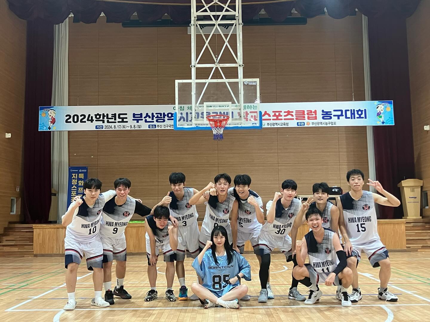 그냥 농구 좋아하는 애들 농구하게 해줄라고 모았다가 
나가게 된 대회때문에 매일 고민하고 공부하고 바빴지만 
잘 따라와주고 열심히 해줘서 매일 학교를 와도 좋았다 
노력한 만큼 잘 뛰어줘서 눈물 찔끔 ㅎ
고생했다 화명고 농구부🏀