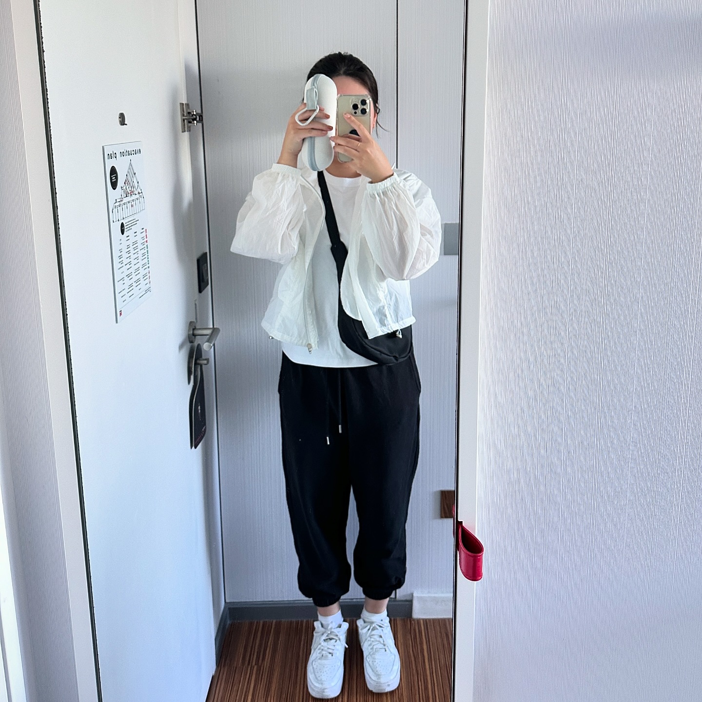 #11월대만
대만아침ootd 아침도 외식하는 나라,,
또우장에 찍어먹는 요우티아오는 신세계🤩
3번째사진으로 모든걸 인증,,
_
아침먹으러가기 전 경수는 자고 나혼자 버스타고
뚜벅뚜벅걸어서 누가크래커 오픈런🩵캐리어가득,
#대만여행 #라뜰리에루터스 #taiwan