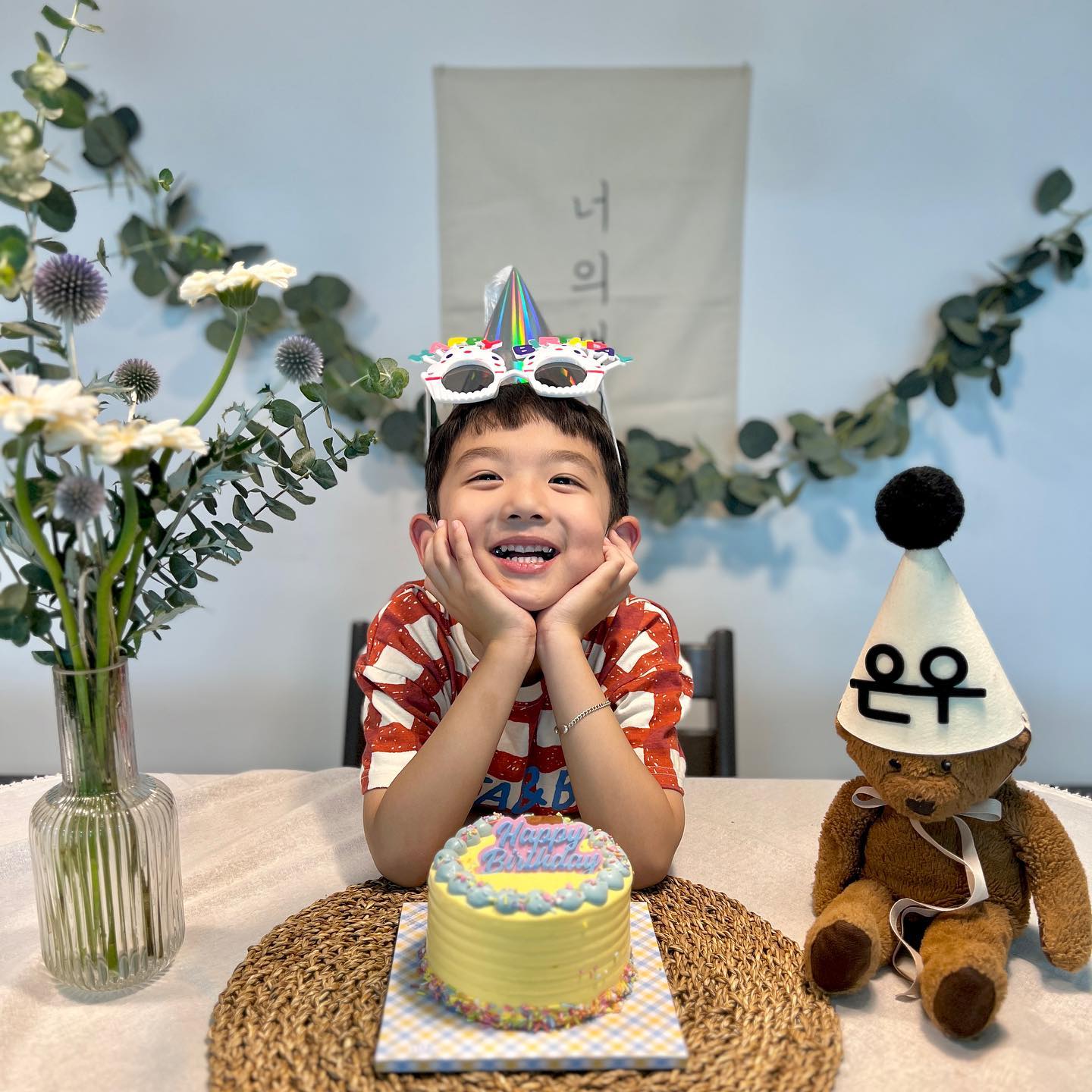 :)
.
귀차니즘으로 스토리만 올리다 남기는 기록.

은우생일에 집에 못올 아빠를 위해,
다음날 집떠나는 삼촌을 위해 미리 생일파티🤍

거의 뭐 우리집으로 쳐들어온 생일파티였지만
(초대해줄때까지 생일파티 노래부를 삼촌들..)
함께 축하해준 마음은 은우에게 따뜻한 선물이 되었길😌

이모삼촌들 축하해줘서 고마와요🫶
my.eunn ye.re_papa 
ahyyoungg h__strength 
.
.
.
#오늘은셋이서👨‍👩‍👦 #생일파티 하자
#사랑해내아기 #여섯번째생일