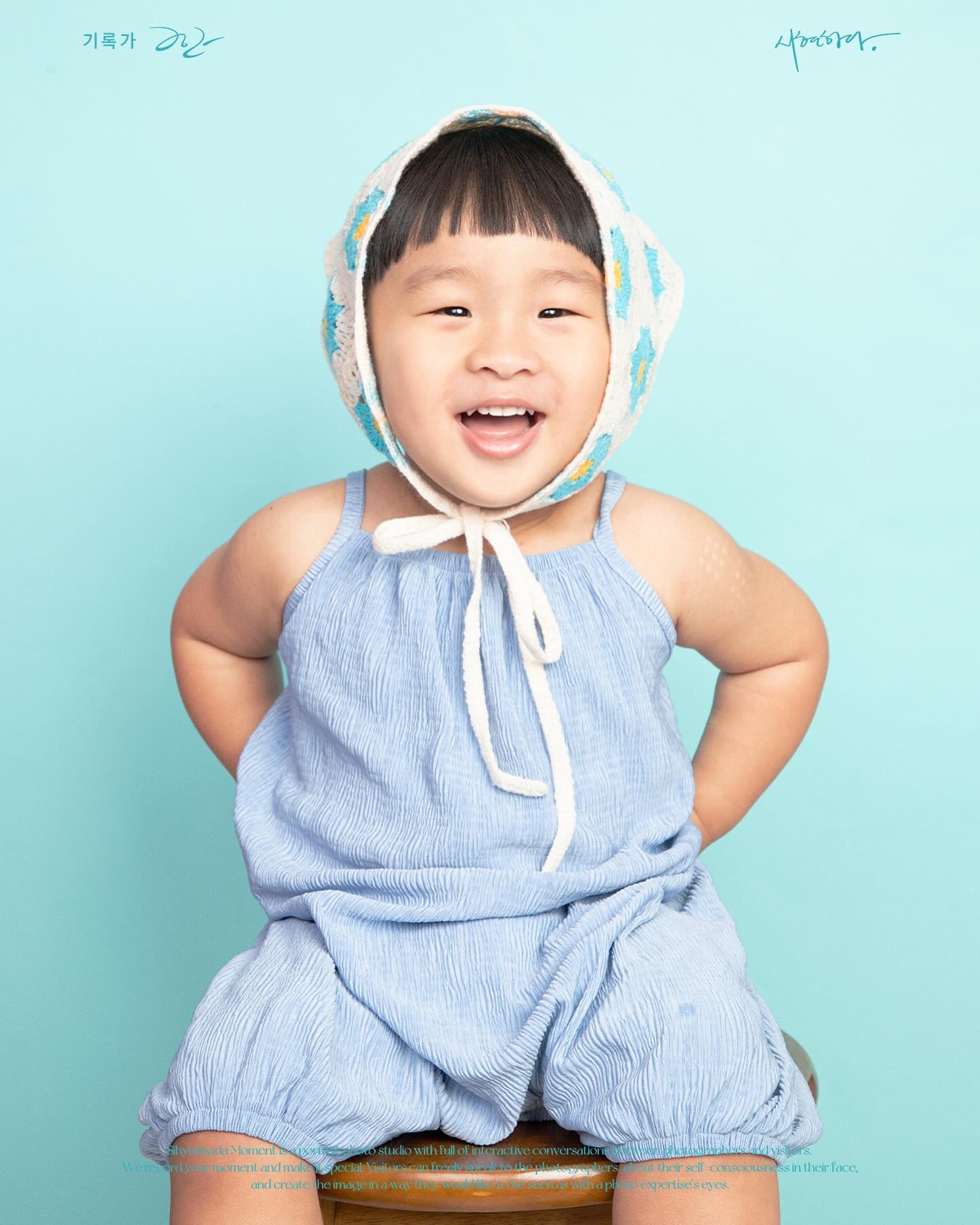만두의𝟟𝟘𝟘일

본점으로 옮기신 보경작가님 따라 
가보고싶었던 시현하다 본점으로!!

낮잠 자고 일어나서 완벽한 컨디션으로
포즈도 취하고 사진도 잘 찍어준 만두:)

작가님이랑 고르기 힘들어서 머리 싸매고 열심히
고르고 고른 만두의 700일 사진📸

100일부터 700일까지 7번의 만남동안
항상 만두를 귀여워해주고 이뻐해주시는게 보여서
다음이 항상 기다려지는 곳💖

뽀용이까지 찍어주셔야하니 오래오래 남아계셔야합니다😆

#시현하다 #시현하다_보경 #시현하다성장사진 #시현하다본점
