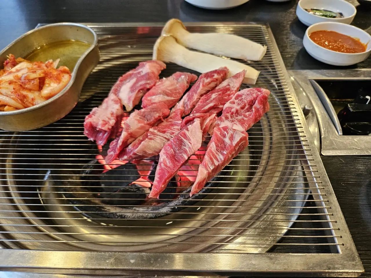 회사 회식으로 다녀온 송정역 맛집 우리도한번잘구워보세 공항동점~! 매장규모가 크고 가성비가 좋기로 유명한곳이에요
소갈비살,돼지갈비,삼삼이 를 주문해서 먹는데 고기맛도 좋고 가격도 저렴해서 간만에 배터지게 먹고왔어요^^

우리도한번잘구워보세 공항동점
서울 강서구 송정로 52
02-2666-9010

#김포공항맛집 #공항동맛집 #서울송정역맛집 #송정역고깃집 #김포공항고깃집 #강서구맛집 #김포공항근처맛집 #우리도한번잘구워보세공항동점 #우리도한번잘구워보세 #김포공항회식 #공항동회식 #송정역회식