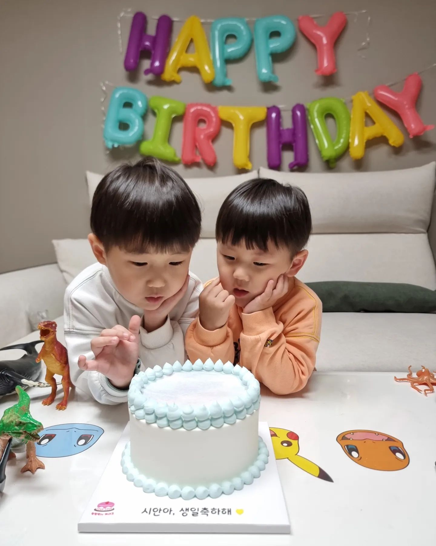 💛HAPPY BIRTHDAY💛

백똥깡아지 생일축하해💛
우리 샨이에게 행복한 날이였길!
우리아들 6살 생일 축하해 사랑해🥰

특별한 생일을 만들어준 쩝쩝박사케이크!
짜잔-! 하고 나오는 포토케이크 덕분에 샨이에게 특별한 날이 된 오늘!
좋아하는 시안이 때문에 엄빠도 행복해!

쩝쩝박사케이크는 
무인으로 픽업이 되어서 예약시간 쯔음 픽업할 수 있게 준비해주신답니다!
무인매장이라 24시간 픽업은 가능하다고 해요! 
픽업시간보다 미리 도착하시면 냉장고에 케이크가 없을 수 있어요! 예약시간보다 더 늦게는 따로 연락없이 편하게 찾아가실 수 있으니 이 점 참고해주세요!
도시락케이크부터 다양하게 제작이 가능하답니다!

🐻쩝쩝박사케이크

▪️대구 서구 염색공단로7길 3 쩝쩝박사케이크

▪️카카오채널 쩝쩝박사케이크에서 문의예약가능!
상담가능시간 10:00 - 20:00
최소 이틀 전 주문가능

#대구제작케이크 #대구레터링케이크 #대구서구레터링케이크 #주문제작포토케이크 #서프라이즈케이크 #대구주문제작케이크