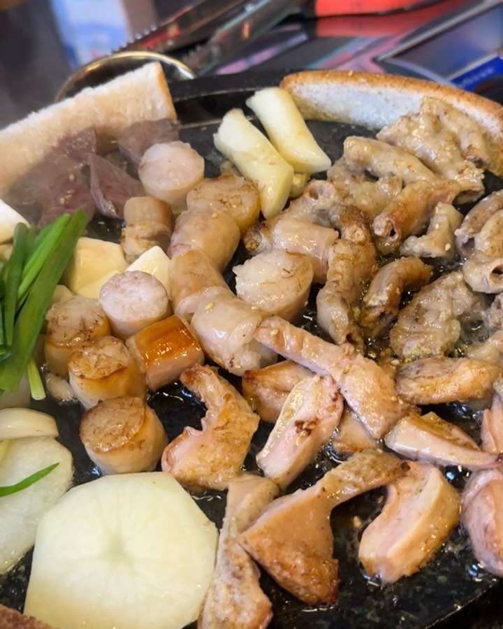 ⠀
직영공장에서 직접 손질 및 숙성연육을 하고 있는 ‘돌곱1991’
⠀
곱창뿐만 아니라 사이드도 맛있었어요!
특히 열무국수 양도 어마한데 맛도 굿굿
살짝 기름진 속을 열무국수로 눌러주기~
⠀
⠀
돌곱한우모둠구이 18,900원
돌곱한우곱창 18,900원
돌곱힌우대창 18,900원
돌곱소막창 18,900원
돌곱소특양구이 18,900원
⠀
열무냉국수 7,000원
열무비빔국수 7,000원
김치말이잔치국수 7,000원
⠀
⠀
⏰매일 17:00- 00:30​
☎️0507-1326-2026
⠀
⠀
⠀
⠀
#협찬 #동명동곱창맛집 #동명동맛집 #동명동돌곱1991