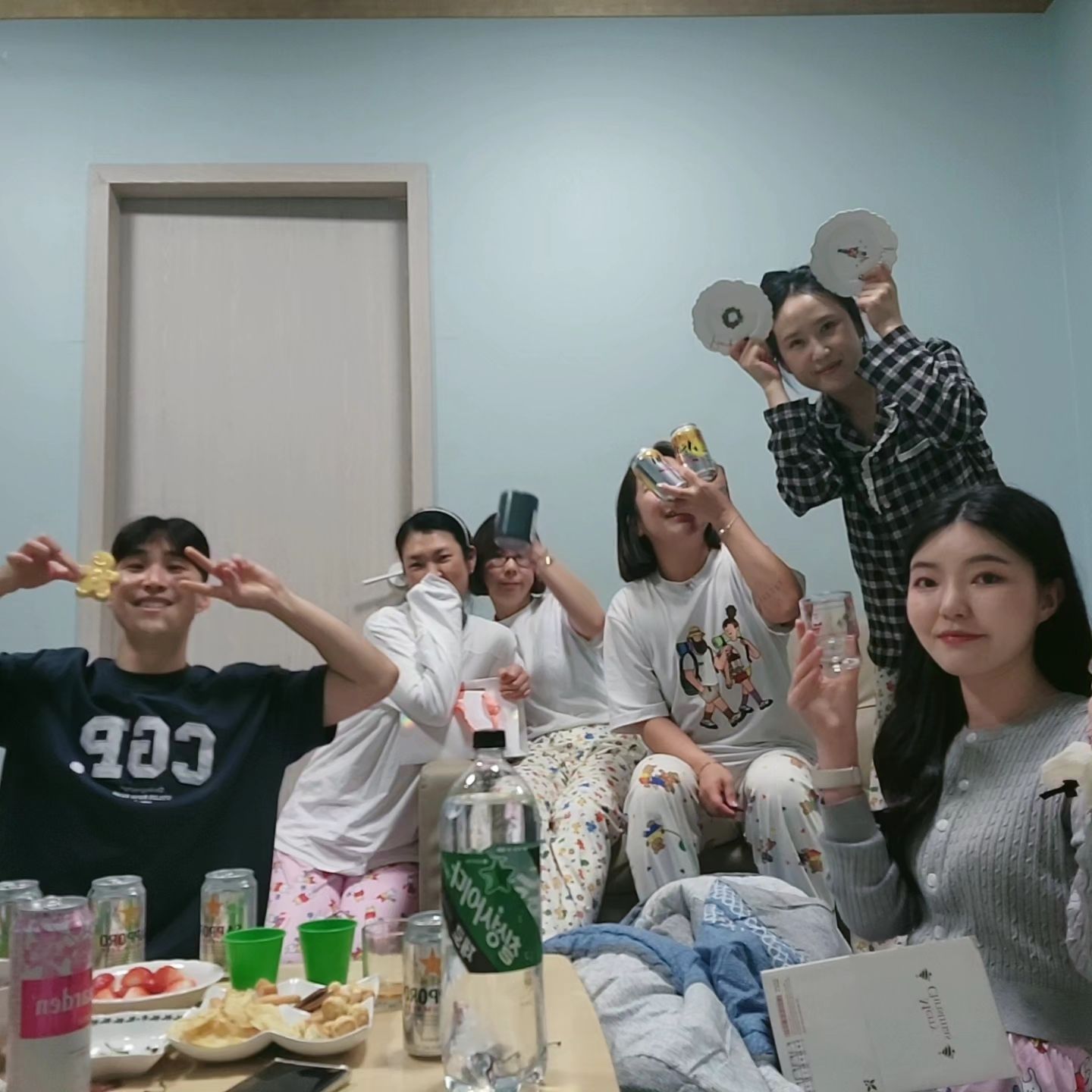 #직장인주말스타그램 
#합법적외박 
ㅡ
송년회겸 지점 단합회.
잠옷바지 맞춰입고
랜덤 선물 뽑기하고
먹고 또 먹고🐷🐖🐽

1년동안 고생많으셨습니다.
앞께하는 시간동안 잘 부탁드릴께요.
우린 너무 잘 하고있어요 👍

#직장동료들과 
#연말이니까 
#앞으로도잘부탁해요