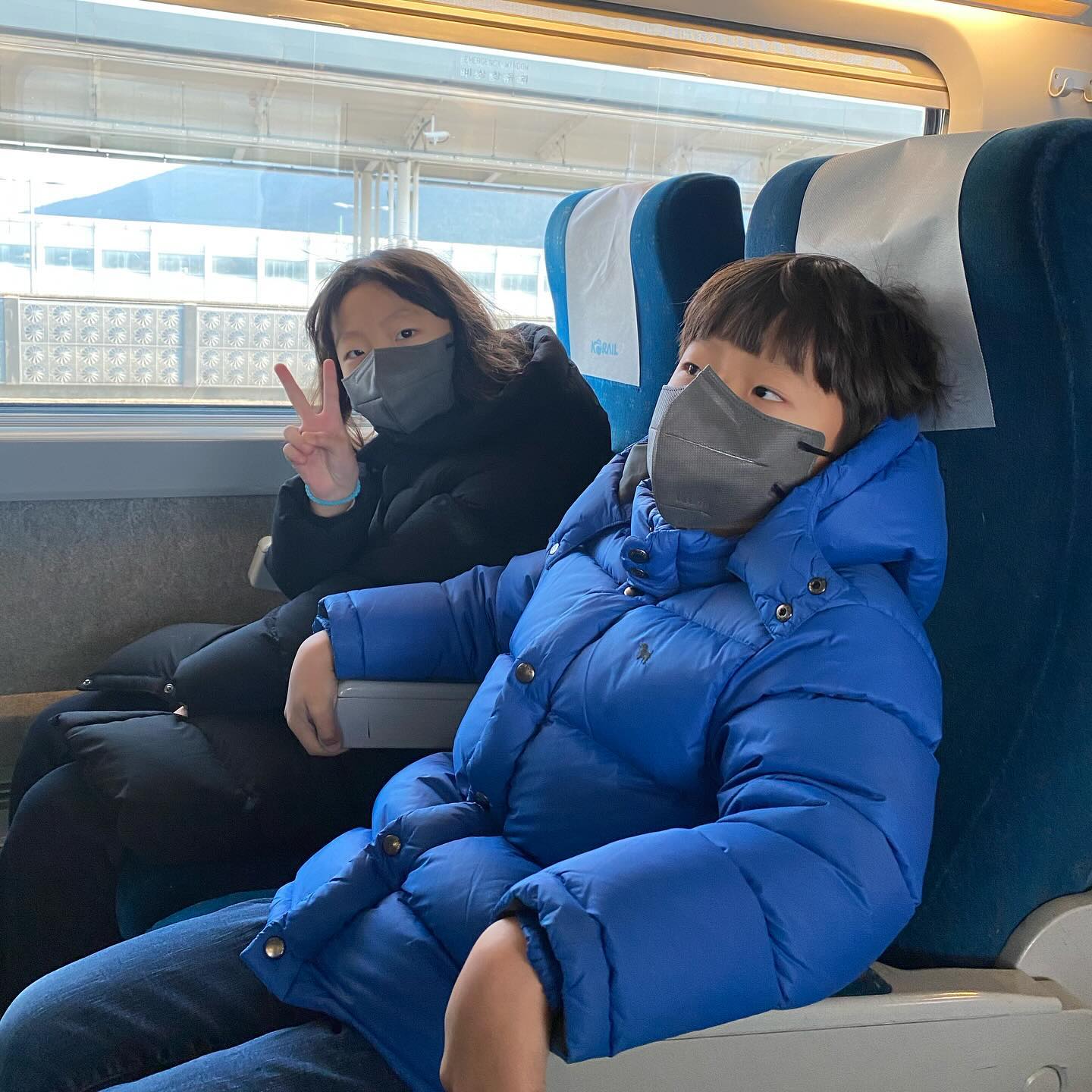 #지난기록 #231220 #신전떡볶이견학체험단 
차 가지고 가려다 아침 갑자기 내린 눈때문에
급 기차타고 이동^^ 간만이 #기차여행 
#더신전공장 도 방문하여 위생복입고 공장도 둘러보고
#신전떡볶이본점 에서 각자 취향대로 #점심
#신전떡볶이 #신전치즈떡볶이 #신전로제떡볶이 #신전치즈김밥 
#신전튀김은사랑❣️ 
제일 기대한 #신전뮤지엄 은 정말정말 #기대이상
#신메뉴시식 도 하고 각자의 의견을 잘 써서 제출ㅋ
로봇이 만들어주는 #신전컵떡볶이 
#고추심기🌱 도 하고 #밀또 와 #바바 랑도 신나게 놀았다
#즐거운하루 #가정체험학습신청 #학교안가고놀기