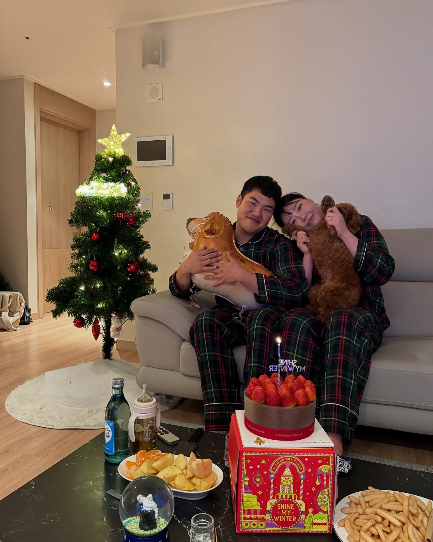 #쀼스타그램 

결혼하고 첫 크리스마스🎄 
제일 좋아하는 102동 쀼랑
오랜만에 감자탕에 소주 때리고
2차로 케이크에 소주 때리기 

행복했던 크리스마스 이브💚

#크리스마스트리 #크리스마스이브 #크리스마스파티