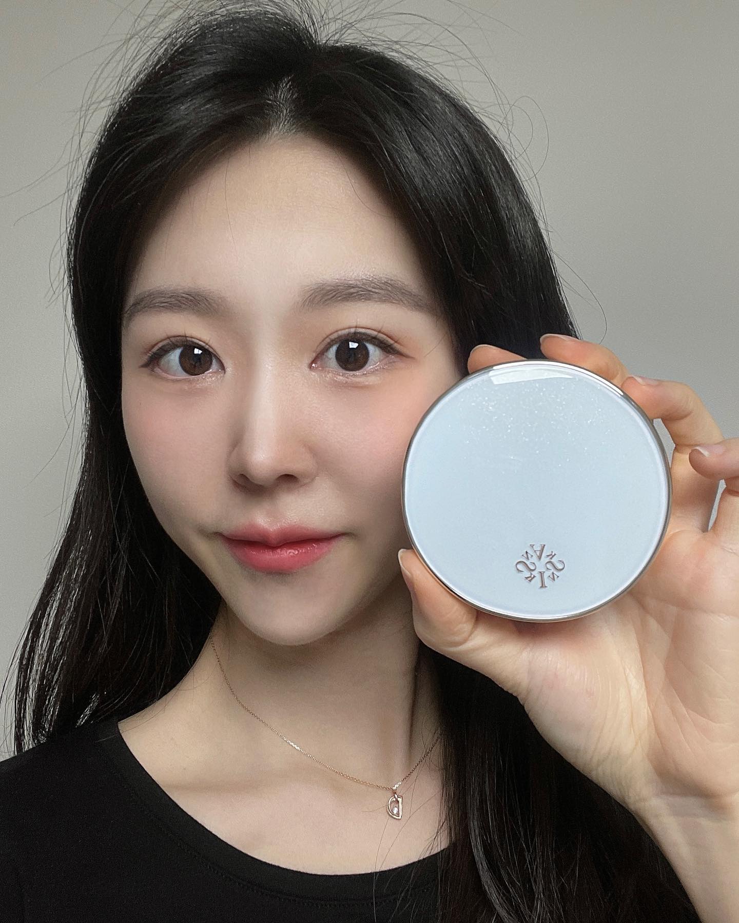 #협찬 [스칸스킨] 마모아 콤팩트 에 보니타

백화점 마블팩트로 자주 들어봤던 스칸스킨 팩트 제품!

소량으로도 완벽한 커버가 가능하고 물과 땀에 강하다는 점이 넘 좋더라구요!

뿐만 아니라 고농축 에센스 함유로 수분 광채 피부로 표현해주기까지👍🏻

지속력도 좋고 마스크에 묻어남도 거의 없어서 요즘 넘 잘 쓰고 있는 제품이랍니다🤍

#협찬 #SKANSKIN #스칸스킨 #스칸스킨마블팩트 #보니타 #보니타마블팩트 #풀커버마블팩트 #백화점마블팩트