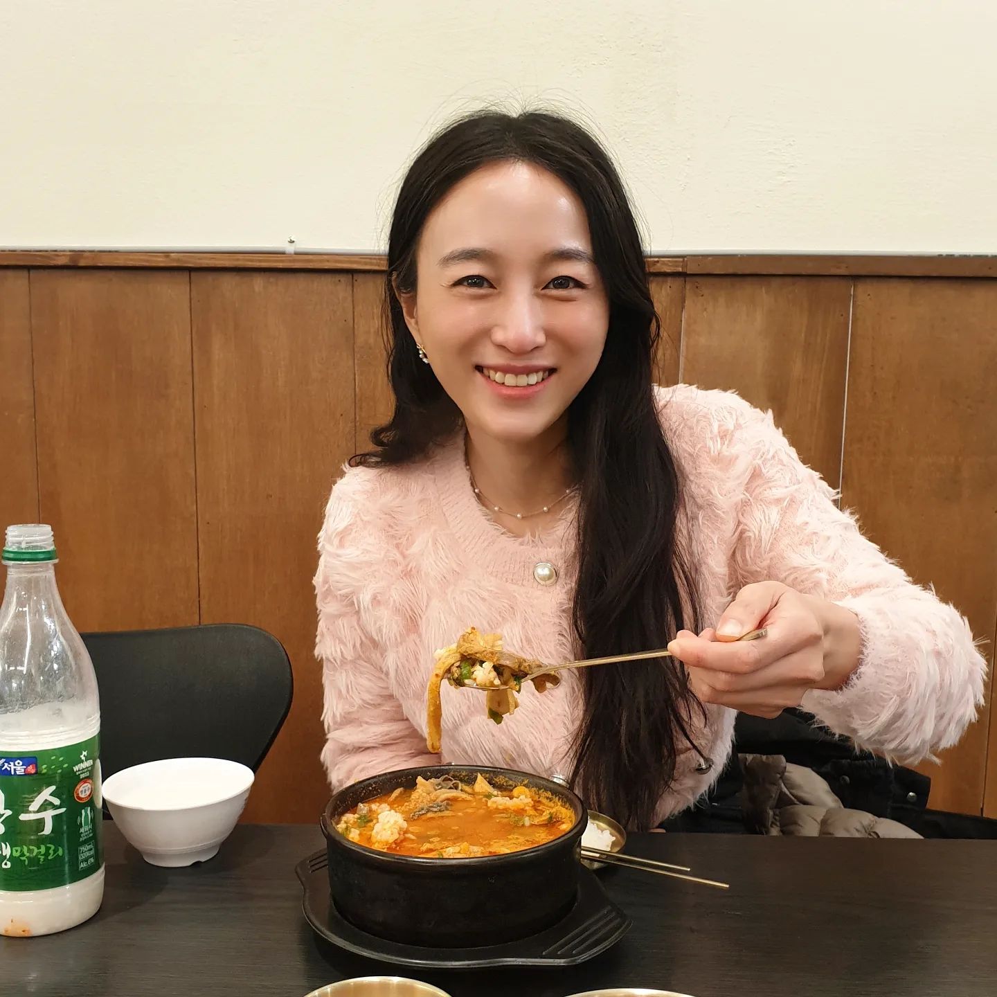 #광고 #아로가 #소내장탕
aroga_kr

3대째 이어져온 순대국맛집!
82년도부터 깊은 맛으로 유명한 독산역 지킴이로
국밥 투어다니시는 분들이 극찬할만 하더라고요.

특히 제가 시킨 소내장탕은 건더기가 한 술 뜰 때마다 큼지막하게 올라오는데, 왜 특사이즈가 없는가 했더니 그냥 그자체로 특사이즈같 다는.

소내장탕(11000원)은 칼칼한 빨간국물인데, 먹자마자 찐감탄 나왔어요. 특히 밥 말아먹으면 속까지 든든 뜨뜻. 고기 질이 너무 좋아서 꼬들꼬들하고 아삭한식감이 대박. 같이 먹은 김치도 넘 싱싱하니 맛있었고요.

오늘같이 비오고 바람부는 추운 날씨에 뜨끈하게 한 그릇 먹으면 최고최고. 누굴 데려가도 만족하는 맛집일거라 확신합니다!

📍주소: 서울 금천구 범안로 1212 1층 
📍영업시간:11:00~21:30(15:00~16:00휴게)

#금천구맛집 #국밥스타그램 #순대국 #국밥집 #순대맛집 #금천구청맛집 #국밥투어 #머릿고기 #국내맛집 #국밥 #순대스테이크