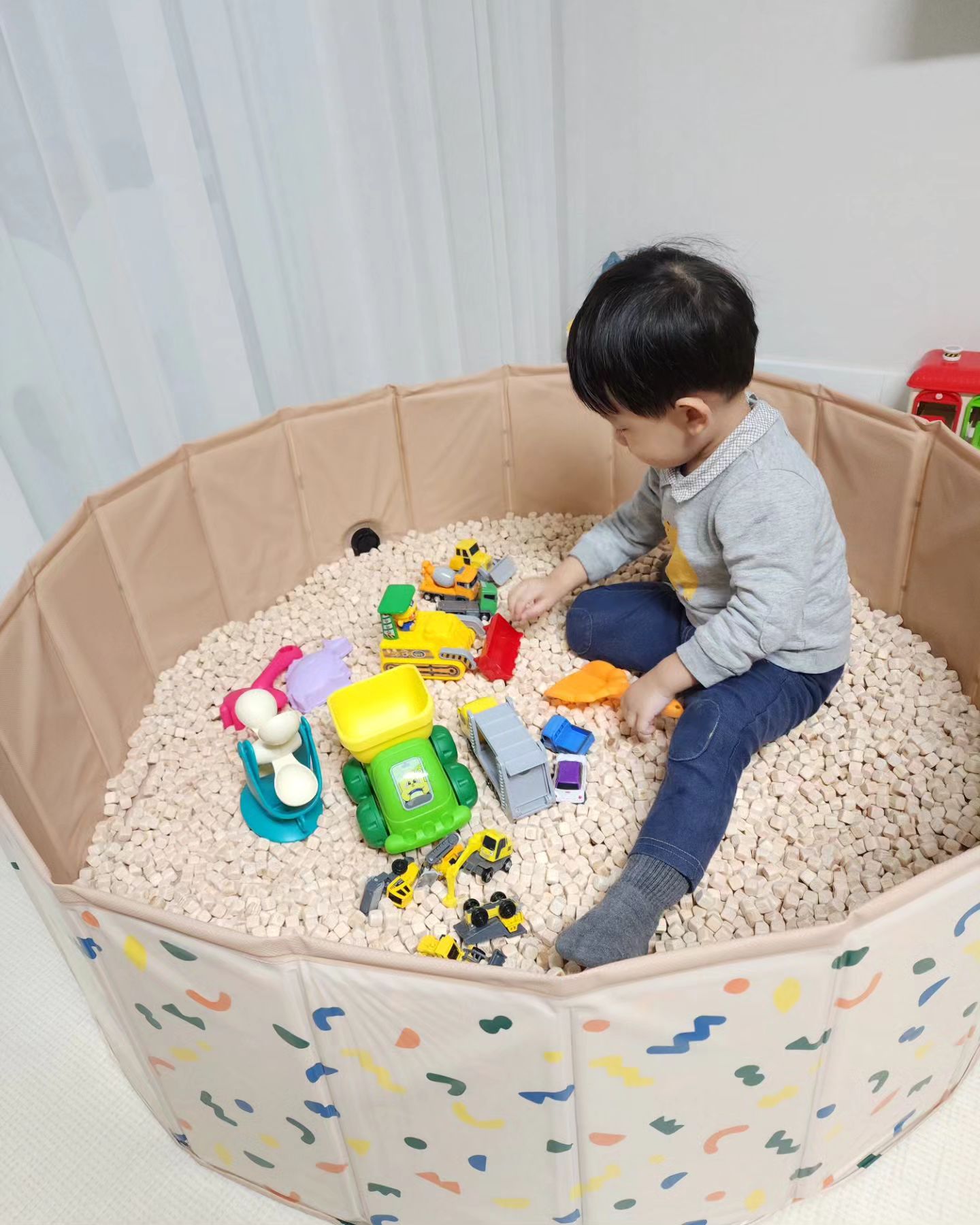 모래놀이랑 키즈카페에서 편백놀이 좋아하더니
편백칩 사줄까하고 구경하니 사달라한다구 하니
외할머니가 맘껏 가지고 놀라고 12kg 사주심👍
놀이매트에 깔아두니 넉넉해서 집에서도 즐기게 된 편백칩🤗 편백향 솔솔나구 자주 들어가 놀아서 만족🤎 생각보다 밖으로 던지지 않아 관리도 편하다~ 발달장애인도 함께 일하는 사회적기업#파파앤엉클 착한기업이고 더 품질에 신경쓴대서
선택했는데 받고나니 생각보다 더 좋다!
엄마는 타요친구들 중 캐리만 없다던 너의 말을 기억하고는 쿠팡으로 주문해 바로 세팅완
어린이집 하원 후 신난 쭈니🖤🤎

#편백놀이 #30개월아기 #촉감놀이🙌