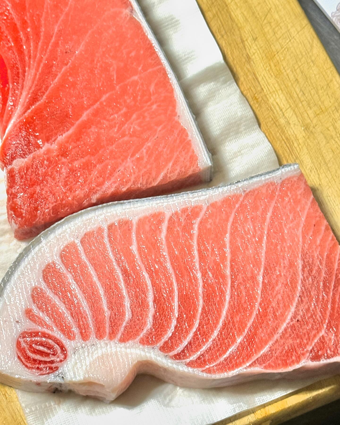 2023 마무리 = 가족들과 참치🤤
참치집 차리고싶다!
이번에 실험적으로 28시간 숙성을 해 보았는데 
사르르 녹는 식감과 녹진한 지방의 풍미가 너무 좋았다.
앞으로도 계속 하루 전에 숙성을 해야겠음!!
#참치스타그램 #대뱃살 #참다랑어 #오마카세 #참치맛집 #규마카세 #네기토로 #오오토로동