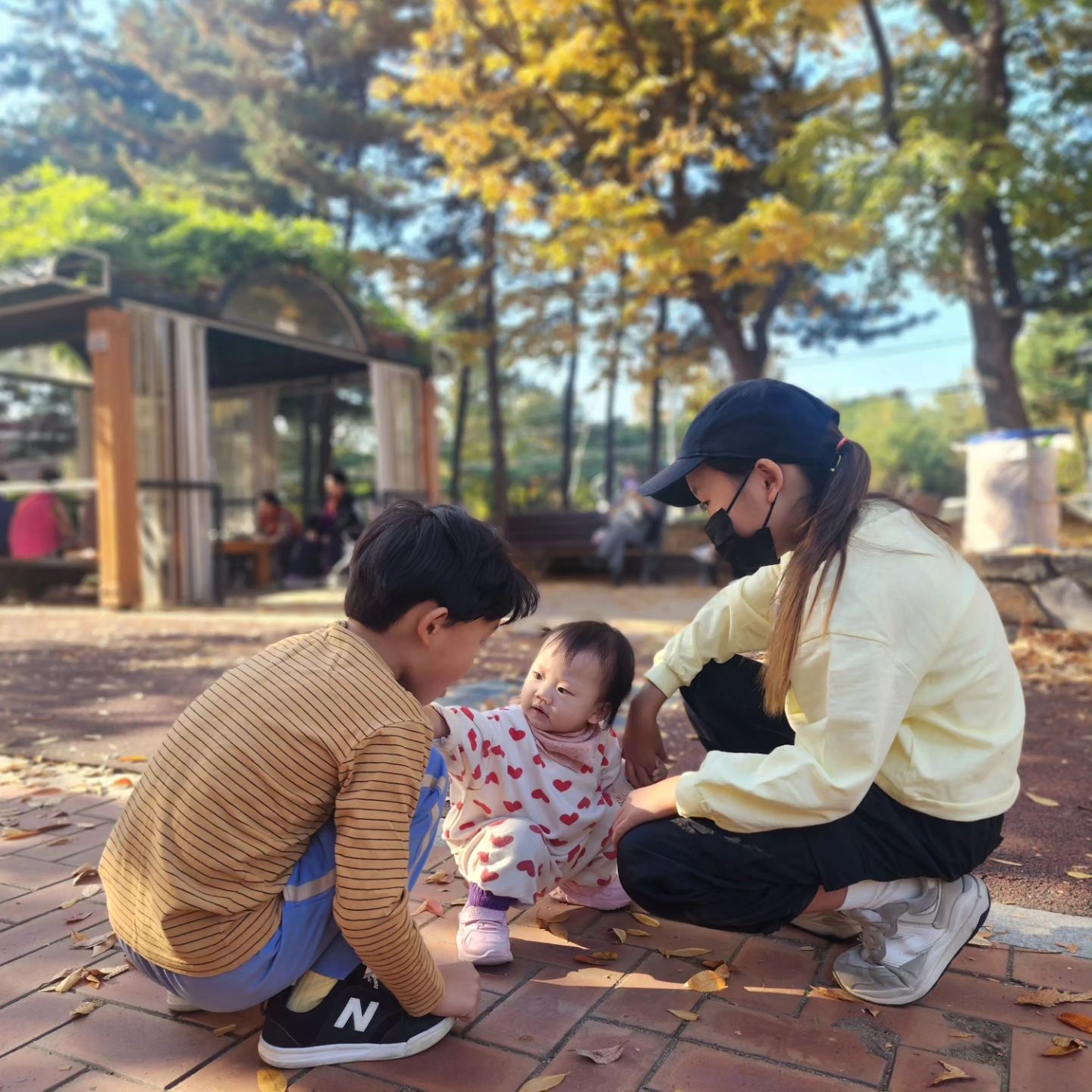 가을엔 놀이터가 제일
애들은 놀이터에서 놀아야지

언니오빠랑 놀이터에서 놀자

아들은 여사친이랑
나잡아봐라 
놀이중

우리 초딩 딸래미는
얼굴 다 가리고있음.

마스크는 언제쯤 벗을까

#가을놀이터
#언니랑오빠랑 
#나잡아봐라
#단풍놀이 
#가을날씨좋다