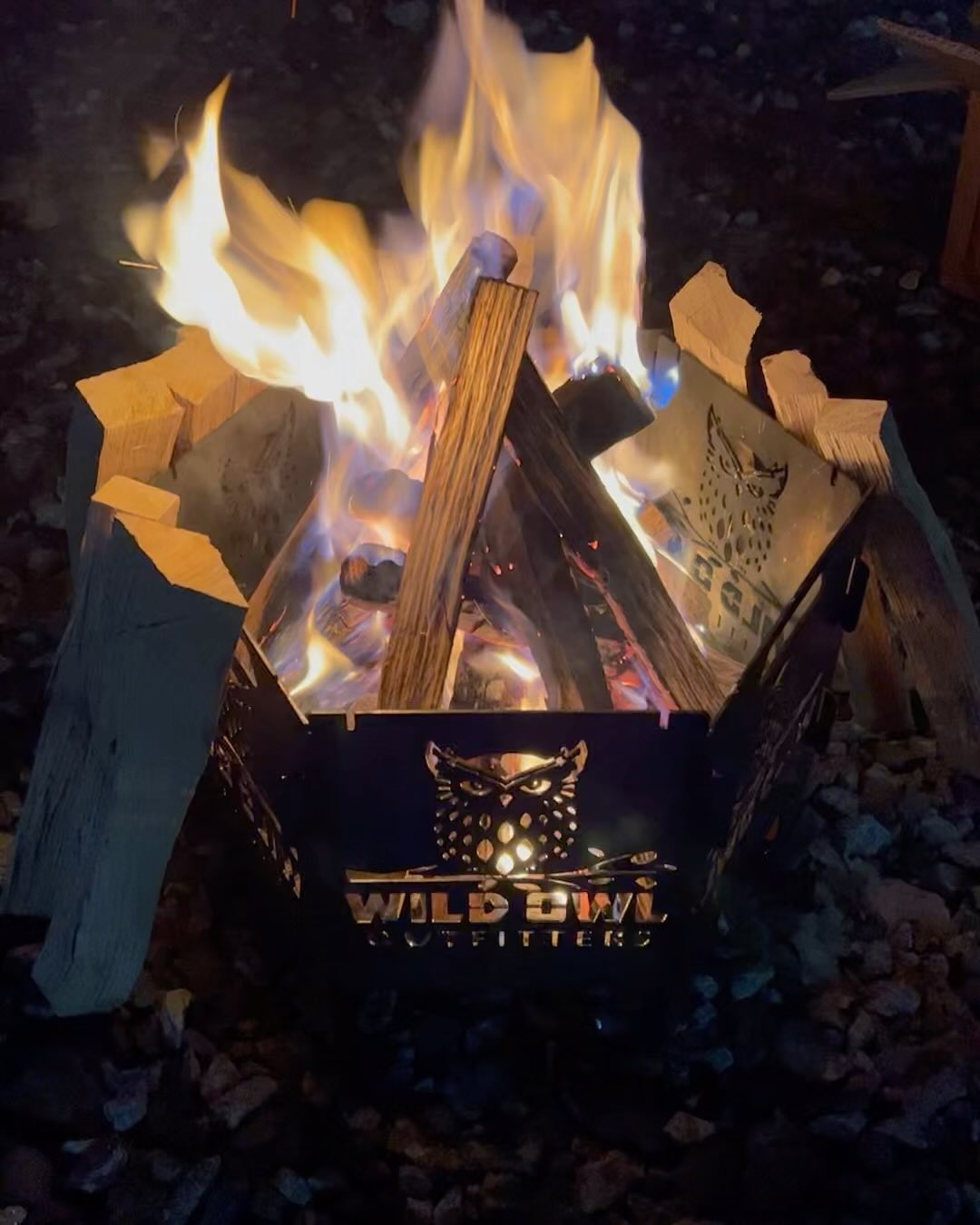 #2023년 #마지막캠핑 #연말캠핑

준준이 18번째 캠핑🏕️
(23.12.30.~24.1.1.)

우연 찮게 자리가 있어서 후다닥 예약한 노리터캠핑장~
이번에는 새로 구입한 로티힐하우스 텐트~
원터치라 피칭은 쉬운데..천장이 올 메쉬라 ㅠㅠ
겨울철에는 안맞는거 같다 ㅜㅠㅠㅠ 흐엉 ㅜㅜ

눈, 비, 바람 다 맞은 새삥텐트 ㅋㅋㅋ
춥다..이제 봄에 꺼내기로🤣🤣🤣🤣

그런데 아그들은 마냥 행복&즐거움🤣

올 한해도 우리 모두 고생 많았고 내년에는 더 행복하길🙏
인친님들 새해 복 많이 받으세요~*^^*

#가족캠핑 #캠핑중 #연말캠핑 #로티캠프원터치텐트 #로티힐하우스 #힐하우스텐트 #청주캠핑장 #청주노리터키즈캠핑장 #4번째방문 #키즈모델 #아역배우 #불멍 #노는게즐거워