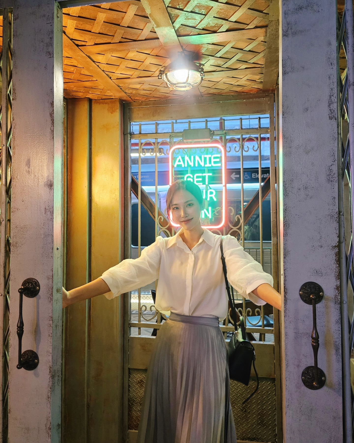 #협찬

신논현에서 뉴욕 가는 방법! 🗽 

뉴욕의 지하철, 현대갤러리, 빈티지바를 그대로 재현한
500평 규모 카페 #드렁큰빈 에 다녀왔어요!

입구부터 뉴욕 지하철 고대로 가져온거 보이시나요? 🤭

심지어 층마다 규모도 컨셉도 모두 달라서
엘베 문 열릴때마다 다른 세상으로 온 느낌 🥹♥️

드렁큰빈만의 특별한 레시피로 버번 위스키향과 오크향을
듬뿍 머금은 시그니처 콜드브루부터,

다양한 맥주, 위스키, 수제 디저트까지!
요기 이제 내 아지트 찜꽁 🌝🍻

🚩드렁큰빈
⁃ 주소: 서울시 서초구 사평대로55길 56 
⁃ 시간: 10:00-24:00(연중무휴)

drunken_bean

#신논현카페 #논현카페 #데이트 #강남 #강남카페 #강남맛집 #대형카페 #서울대형카페 #스페셜티커피 #위스키 #루프탑 #전시회 #팝업스토어 #뉴욕