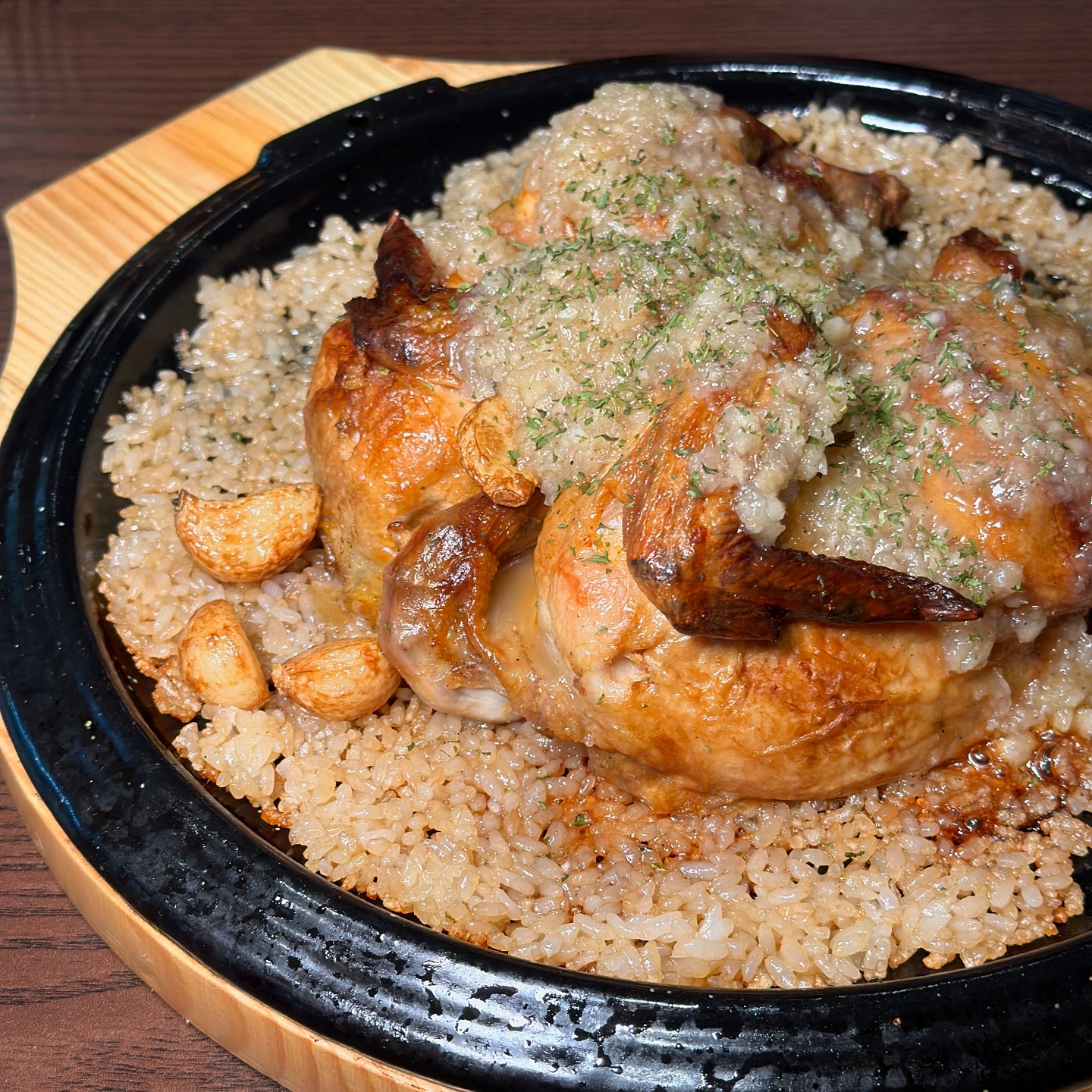 [하남 미사역/ #고려통닭]
통마늘누룽지통닭구이 진짜 이렇게 맛있을 일이야..?
미사역 근처 치맥 생각날 때! 무조건 고려통닭!
⠀
⠀
🏷️ 통마늘누룽지통닭구이 17.0, 양념누룽지통닭구이 17.0, 콘치즈 5.0, 살얼음생맥주 3.9
⠀
⠀
안 먹어본 사람은 있어도 한번만 먹은 사람은
절대 없을 것 같은 통마늘누룽지통닭구이💯
오리지널 통닭구이에 구운 통마늘 몇개 올라갈줄 알았는데 놉!!!!!!🙅🏻‍♀️
다진마늘이 통닭 위로 촤라라라
짭쪼름한 소스까지 더해져서
내맘속 고려통닭 베스트메뉴 되써요...🔥
바삭한 누룽지까지 너무너무 잘 어울리는 메뉴!
⠀
양념누룽지통닭구이는 말모🫶🏻🫶🏻🫶🏻
미사강변점 사장님 손맛이 증말 👍🏼
여긴 야외테라스도 있어서
시원한 바람과함께 미사호수공원뷰 즐기면서
1인1통닭하기 좋아요!
⠀
⠀
#망월동맛집
#하남맛집추천
#하남망월동
#하남미사맛집
#옛날통닭
#누룽지통닭구이
#전기구이통닭
#미사호수공원맛집
#미사역맛집
⠀
⠀
⠀
⠀