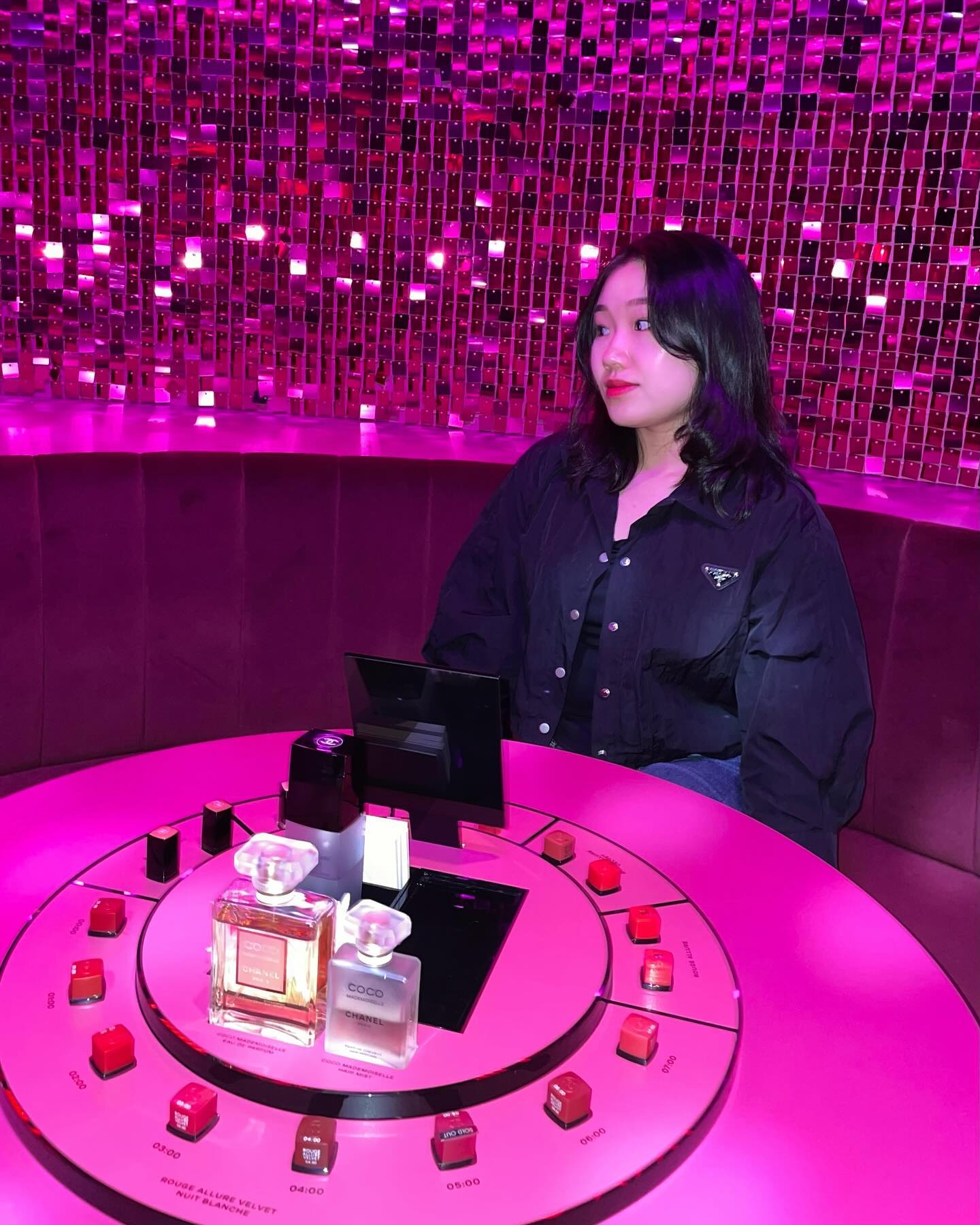 🖤샤넬 루쥬 알뤼르 팝업 VIP🖤

시네마, 재즈 클럽, 나이트 등 황홀한 공간에서
시간에 따라 변하는 밤의 무드를 담은
루쥬 알뤼르 벨벳 리미티드 에디션 02:00 Get❤️

#샤넬뷰티 #샤넬 #샤넬루쥬알뤼르팝업 #샤넬성수 #샤넬성수팝업 #성수동 #성수팝업 #성수동팝업 #서울 #서울팝업스토어 #서울팝업