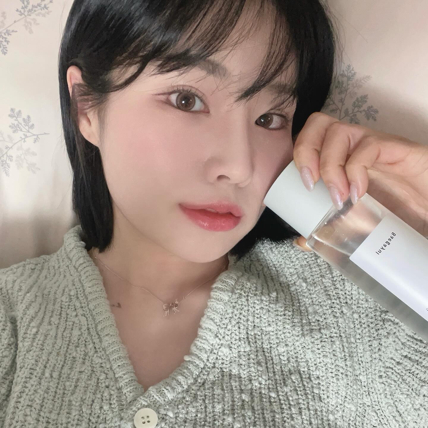 #협찬

올바른 피부 균형,
수분에너지 부스팅 솔루션!

백아율 모이스처 밸런싱 토너

baegayul_skincare 

매일 세안 후 산뜻한 유수분 균형 리셋,
깊고 쫀쫀한 수분 충전 토너에요.

백아율 수분 라인은
전에 쫀득 수분크림 쓰고도 감탄했어서
기대가 많이 됐는데,

이번 밸런싱 토너도 완전 만족..!

물타입이 아니라 탱글한 토너 제형이라
즉각 수분을 채우면서도
수분결을 형성해줘서 수분을 꽉! 잡아줘요

영양오일로 미세하게 코팅한 워터겔 입자가
피부 깊숙한곳까지 침투하여
안쪽부터 수분을 유지 할 수 있도록 설계해
촘촘하게 밸런스를 맞춰준답니다 *.*

#쫀득토너 #약산성토너 #pha #백아율 #baegayul #백아율토너