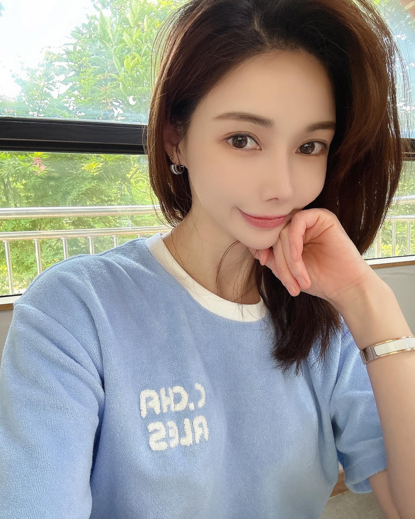 죽은 머릿결에 심폐소생술 💇‍♀️ 
역시 믿고 맡기는 taki7_7  원장님 👍

빗질 안될만큼 너무 상해버린 머릿결이라 
숏컷으로 잘라야하는거 아닌가 걱정했는데 😔
🎶 아름다운갈색 머리~

고민이 무색할만큼 금방 건강한 머릿결을 찾아주심 🫢
제품도 어찌나 좋은제품만 써주시는지 
시술받는동안 약품냄새며, 눈 시림 따가움도 없이 자극없이 
건강한 머릿결 되찾았지 뭐예요~🤩

항상 잘하는곳은 어디든 굳이 또 찾아가는 이유가 다들있죠?? 😍

여름맞이 가벼운 헤어컷도 예쁘게 ✂️하고, 
이번에 헤어샵고객 이벤트로 그렇게 내가 해보고싶던 
#퍼스널컬러 찾기 이벤트도 비싼강사까지 직접 초빙해 주말이벤트 한다고 하니 #볼륨펌 예약하면서 놓치지않고 예약해야징 🤭

자꾸 단골이 많아지면  곤란하지만..
탁원장님 솜씨는 역시 인정 👏👏👏

#내머리어떤데 ?? 😎 후훗

-
.
.
.

💁‍♀️ 위치 : 롯데백화점 관악지점 4F 리안헤어 

#여자컷 #남자컷 
#hair #헤어샵추천 #컷트잘하는미용실 
#롯데백화점관악 #리안헤어 #헤어샵
#롯데백화점리안헤어 #리안헤어관악 
#신림헤어샵 #신림동미용실
