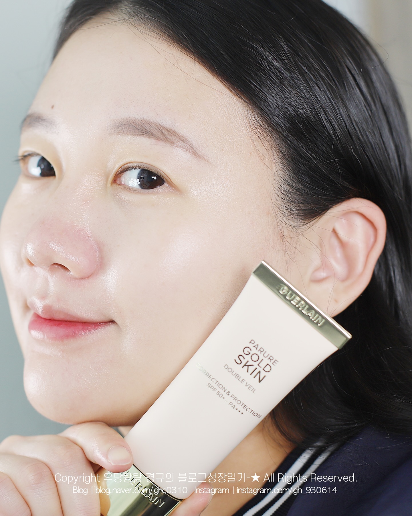 #광고 Guerlain 

10년동안 많은분들의 사랑을 받았던
#GUERLAIN #PARUREGOLD 라인에서
메이크업과 스킨케어의 완벽한 퓨전💕
#빠뤼르골드더블베일  9월 1일 출시소식✨

#겔랑 #빠뤼르골드 스킨 더블 베일 리쥬버네이팅
이펙트 스킨 케어링 퍼펙션 프라이머
SPF 50+ PA+++ / 40ml 119,000원

자외선 차단과 리쥬버네이팅 스킨케어 효과를
동시에 누릴 수 있는 #톤보정프라이머 로
단독사용해도 될 만큼 고급스러운 광채표현과
화사한 피부톤 보정 효과가 확실한 #톤보정프라이머 🥺❤️

메이크업 사용 전에 베이스로 깔아주시면
피부 보정과 자외선 차단 및 보호 + 스킨케어 효과로
피부 컨디션을 최상으로 끌어올려 파운데이션의
효과를 극대화 시켜주고, 지속력도 짱짱해지더라구요🖤

빠뤼르골드라인 좋아하시는 분들이라면
만족스럽게 사용하실 수 밖에 없는
#빠뤼르골드프라이머 적극 추천드립니다🌿
자세한 리뷰는 블로그에도
업로드 해두었으니 구경오세용🙌