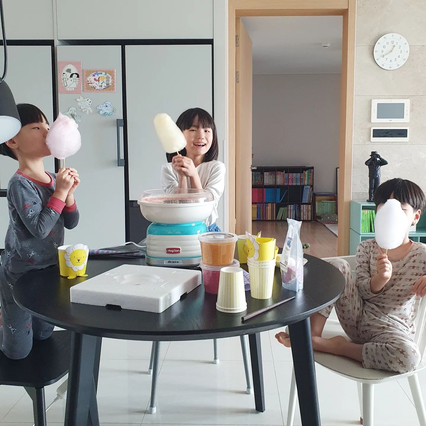 (공구오픈)
요즘👧🏻🧒🏻🧒🏻들은 
집에 솜사탕 기계가 있어
먹고 싶을 때 언제든지 만들어 먹을 수 있다고
세상 행복해하고 있어요.
.
오늘부터 공구특가로 오픈하는 아리에떼
솜사탕 메이커는 1964년 시작된
이탈리아 소형가전 브랜드로
버튼 하나만으로 쉽고,간단하게 집에서 
솜사탕을 만들어 먹을 수 있는 제품입니다.
.
만드는 방법이 쉽고,(7번째 영상)
뒷정리와 세척이 간단하고(너무 중요하죠)
야외에서 사먹었던 그 달콤한 맛을 
집에서도 그대로 느낄 수 있으니
얼마나 좋아요☺️💛
.
아이들 하원 후 서프라이즈로,
다가오는 어린이날 선물로,
아이 친구들이 집에 놀러왔을 때나
생일 파티 때
특별한 추억을 남기고 싶을 때
두루 요긴하게 사용해주세요!
.
컬러는 레트로한 감성 담은 
민트/레드 두가지 컬러 선택 가능하며
추가 재료를 준비하지 않아도 되게끔
솜사탕메이커 본체,종이 콘4개,숟가락
제품설명서,설탕 한봉지가 담겨 
배송됩니다.🚚
.
궁금한 점은 언제든 디엠 보내주세요!
.
.
#공구오픈#어린이날선물
#솜사탕메이커#아리에떼솜사탕메이커
