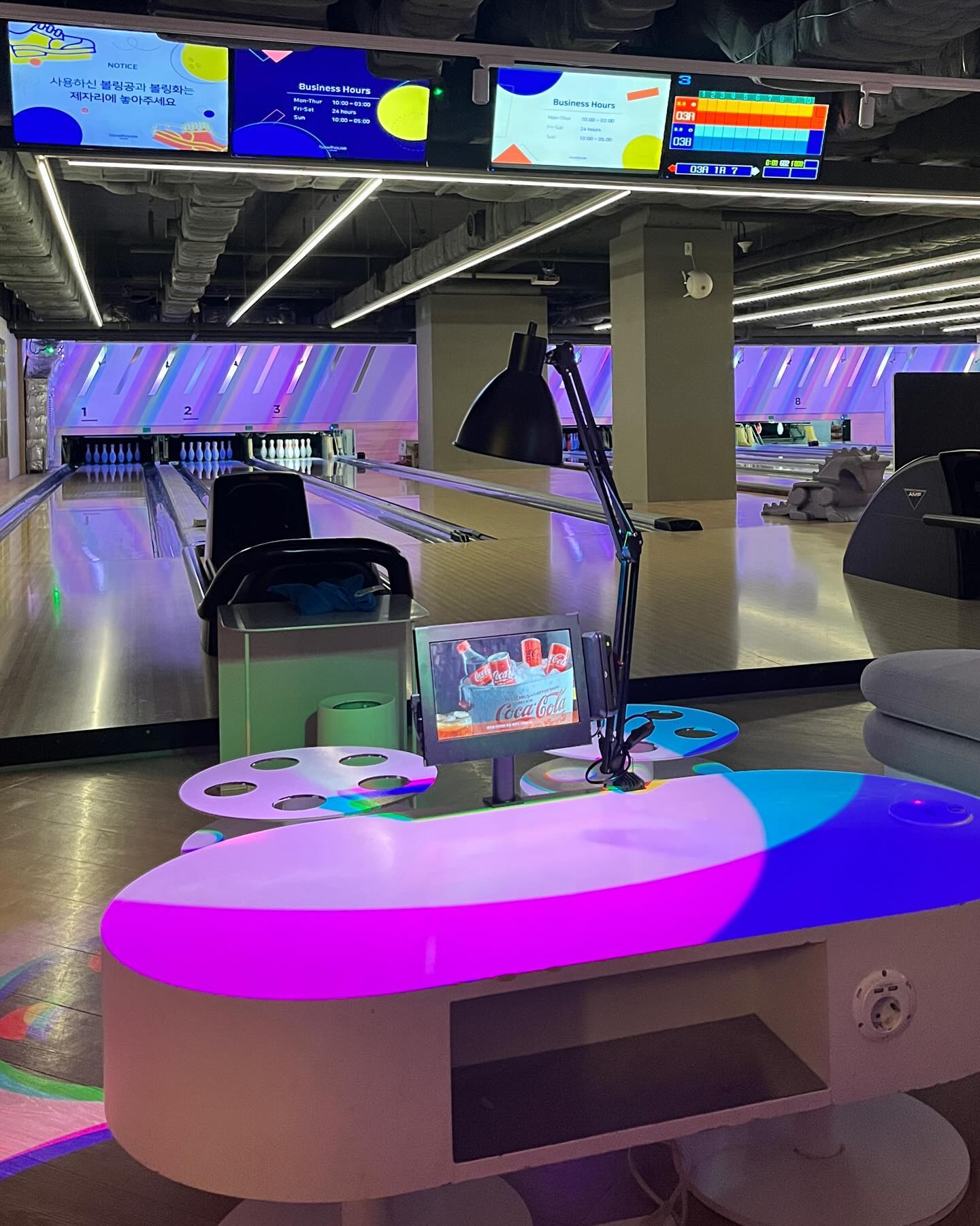 #협찬
프라이빗 파티룸이 있어 단체 
액티비티가 가능한 ”볼하우스 한남“🎳

1게임에 6,000원
신발 대여료 2,500원

연말을 맞아 크리스마스 분위기가 물씬나는 볼링장
볼링 뿐 아니라 게임할 공간도 있어
추운 겨울 실내 데이트 하기에도 좋고 
조명과 분위기 노래까지 즐거워 놀기 딱 좋은 곳

기본 음료 커피, 탄산에서 부터 위스키 하이볼 
피자 치킨 과일 안주 까지 어지간한거 다 있어
가볍게 2차로 내기 볼링해도 👍🏻👍🏻

프라이빗 파티룸
월~목 3시간 36만원 (30분 추가 6만원)
금~일 3시간 48만원 (30분 추가 8만원)
최대 20명까지(20명 초과시 1인당 1만원 추가)
외부음식 반입 가능!
외부음료 반입 불가! 위스키,와인은 콜키지 병당 2만원

bowl.house

주소
👉🏻 한남동 독서당로46 한남아이파크 지하2층

연락처
👉🏻0507-1397-8905

영업시간
👉🏻 평일 10:00 ~ 03:00
👉🏻 금 토 00:00 ~ 24:00
👉🏻 일 00:00 ~ 05:00

#볼하우스#볼하우스한남#한남동볼링장#한남동데이트#한남동맛집#볼링장#파티룸#다트#파티#볼링#서울데이트#데이트#커플데이트#용산구볼링장 #생일파티#키즈#한남동#회식