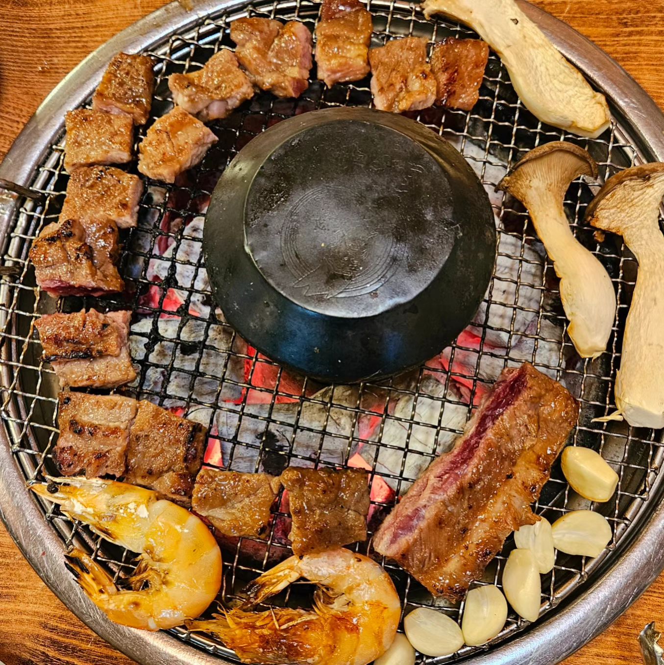 개포동 양념갈비 맛집은 아묻따
왕대감참숯화로 왕갈비🤭

끈적거리지않고 달큰한 양념이 일품인 왕갈비에
서비스로 나오는 새우구이까지
참숯에 구워서 풍미까지 업그레이드!!

맛잘알이라면 꼭 가봐야하는 고기 맛집이에요🍖
돼지고기는 물론 소고기, 식사메뉴까지 다양해서
언제나 남녀노소 즐기기 쌉가능💫

📍위치
서울 강남구 개포로82길 9-11

🕑영업시간
매일 11:30 ~ 22:00

🥩메뉴
왕갈비 1인분 22,000원
소양념갈비 1인분 35,000원
갈비탕 15,000원

#왕대감참숯화로왕갈비 #개포동맛집 #개포동역 #개포맛집#개보동고기집#대치동맛집추천#대치맛집 #먹방스타그램#먹스타#먹스타맞팔환영#먹팔맞팔