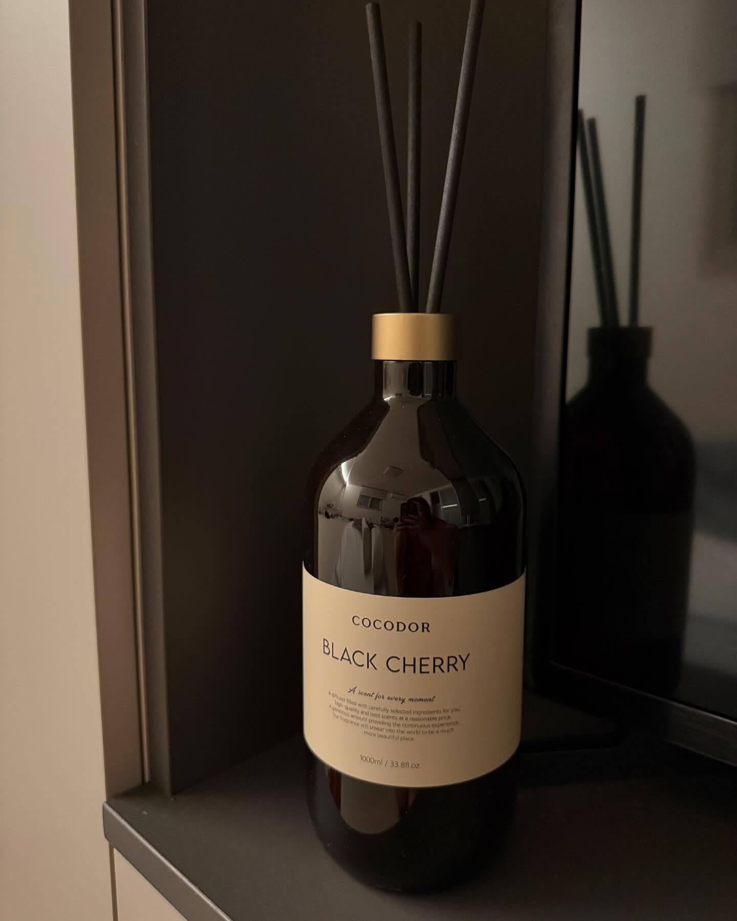 #할인구매 cocodor.official #코코도르 #디퓨저 

< 코코도르 프리미엄디퓨저1000ml_2개입 >

💜 향 종류: 양재동 꽃시장, 블랙체리, 숲속 새벽공기, 프리지아 앤 페어, 우디호텔, 라튤립가든 -> 블랙체리 사용!

💜 코코도르의 초대용량 1000ml 신규 출시!
감각적인 디자인으로 인테리어 오브제로 활용 가능, 코코도르의 신향이 포함된 새로운 초대용량 프리미엄디퓨저 라인

💜 코코도르를 써야하는 이유

1. 대용량 1000ml
총 1000ml 초대용량으로 더욱 넉넉하게 오래도록 머무는 향기
2. 감각적인 오브제
공간을 감각적으로 완성시켜주는 오브제 평범한 일상을 감각적인 향기로 스타일링해보세요
3. 식물 유래 추출물
캐모마일, 녹차, 감잎, 로즈마리, 병풀 추출물
4. 곡물 발효 주정 안전하고 이취없이 부드러운 발향
5. 높은 등급 향료
전문 조향사가 엄선한 높은 등급의 향료
6. 13가지 유해물질 불검출

_
#화장품 #리뷰가수익이되는곳 #화장 #인테리어 #cocodor #미용 #헤어 #네일 #향스타그램 #향인테리어 #집들이선물 #향초 #N잡러 #뷰티 #공팔리터 #미용실