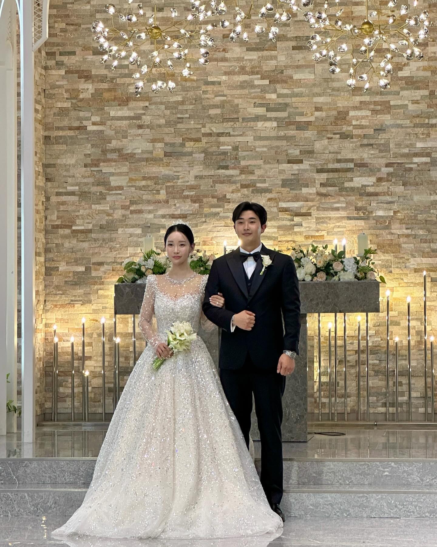 바쁘신 와중에도 저희의 첫걸음의 시작을
마음으로 또는 직접 오셔서 함께 축하해 주시고 기뻐해 주셔서 감사드립니다.
직접 찾아뵙지 못하고 이렇게 글로 인사드리게 되는 점 양해 부탁드리며,
베풀어주신 고마운 마음 잊지 않고 든든한 남편으로, 현명한 아내로서
행복하게 살도록 노력하겠습니다 진심으로 감사합니다🤍

🕊️신랑 장현오,신부 양예림 올림🕊️