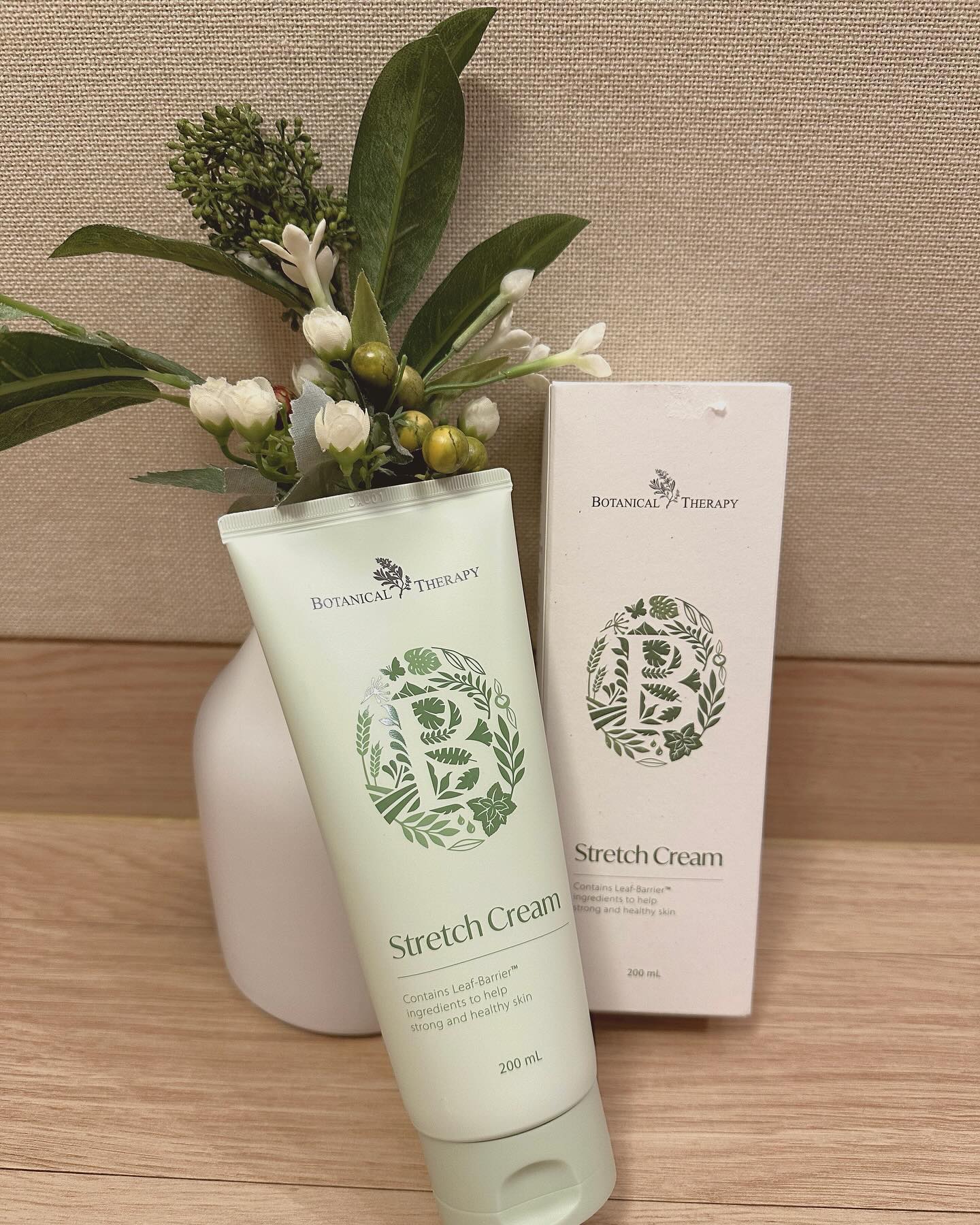 #광고 #위틀버디 

임신부터 출산 후까지 내 피부 관리하기🌱

임신 중에만 바르면 되는 줄 알았는데
출산 후에 배를 보니 굉장히 건조해져 있더라고요.

임신 중에 튼살은 없었지만 임신선이 진하게 있었는데
출산 직후고 , 배도 줄어들어서 그런지
임신선도 더 진하게 느껴지더라고요. 

그래서 선택한 제품이 바로
보타니컬테라피 튼살 오일크림이에요!

✔️ 튼살케어 관련하여 식약처의 인증을 받은 제품
✔️ 보타니컬 튼살크림은 오일크림 올인원 제형으로, 제품 하나로 강력한 보습이 가능
✔️ 순한 성분만을 담아 엄마도, 태아도 안심 사용
전 성분 EWG GREEN으로 / 
중금속, 파라벤 등의 성분 불포함
✔️ 진정·보습 특효 성분 리프 베리어™ 함유
- 리프 베리어™ 란?
진정 효능이 뛰어난 애플민트, 타임, 녹차
세 가지 초록 잎을 저온 프레스 방식으로
고농도 추출해 황금비율로 조합한 특효성분

저는 조리원까지 가져와서도 매일 사용하고 있는데요. 
끈적임 없이 잘 스며드는 제형으로 
수시로 막 발라도 무거움 없이 산뜻하더라고요.
별도로 오일도 사용할 필요가 없어서 좋았어요:)

마지막으로 튼살크림에서 중요한 것 중 하나가 향이죠!
아마 임신하신 분들은 특히 더 예민하실 거 같아요.
보타니컬테라피 튼살크림은 완전 무.향이라 
부담 없이 사용할 수 있어요.

튼살크림 찾으시는 예비맘 그리고 출산맘분들께
적극 추천드립니다 ♥️

Thank you whittlestore_official

#튼살크림 #임산부튼살크림 #튼살크림추천 #임산부튼살 #임산부튼살크림추천 #임신튼살크림 #붉은튼살 #임산부크림  #임산부튼살오일 #임산부오일 #튼살오일 #튼살오일크림 #임산부선물 #임산부튼살크림순위  #보타니컬테라피_마더라인 #보타니컬테라피 #튼살오일크림