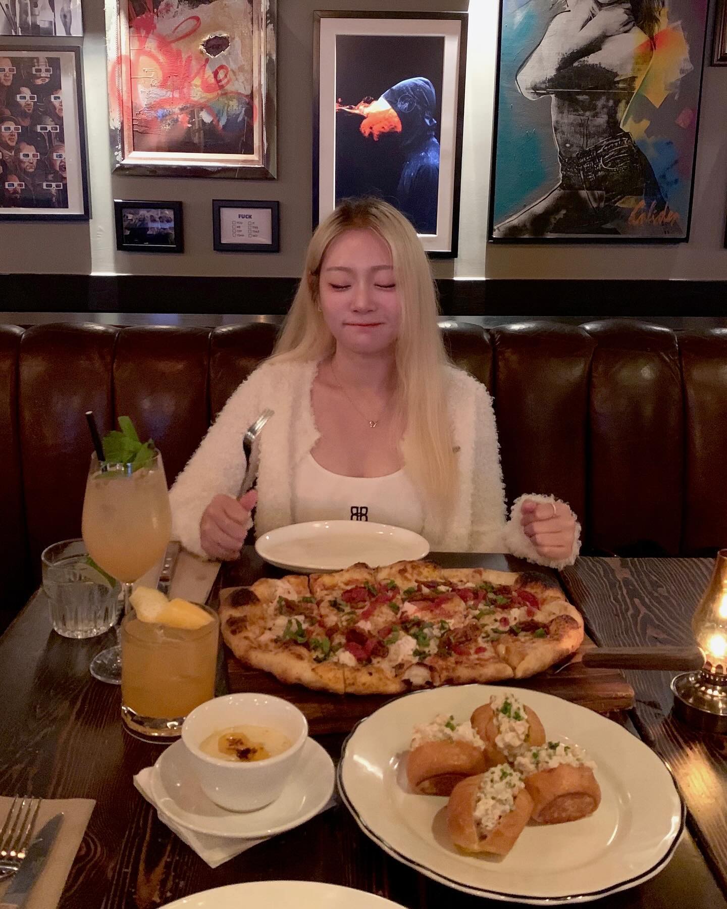 🇨🇦Birthday party 4탄🥳🎂🇨🇦

분위기도 펜시한게 너무 고급스럽고, 피자도 화덕 피자로 종류도 짱짱 많고 정말 맛있었던 레스토랑🍕

피자 끝부분 안좋아해서 원래 안먹는데,, 피자 끝부분까지 쫀득하고 바삭하니 넘 맛있어서 안남기고 먹었어요>_< 
소스는 랜치랑 스파이시한것 중에 스파이시한 걸로 부탁드렸는데 소스가 너무 맛있었어요!!!👍🏻
칵테일, 맥주, 와인 등 술이랑도 즐길 수 있는데 저는 논알콜로..ㅎㅎ

생일축하 한다고 하니까 불꽃놀이 할 때 쓰는 스파클라고 꽂아주신 센스..🤣

#vancouverrestaurants