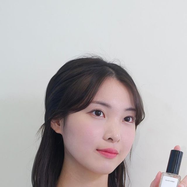 Hye Min on Instagram: "#광고 비누향 좋아하는 사람 여기 모여라🫧 평소 향에 민감해서 향수를 잘 뿌리지 않는데 이 향수는 은은한 비누향이 나서 부담없이 뿌리기 좋아요☺️ #블랙하비 #향수 #