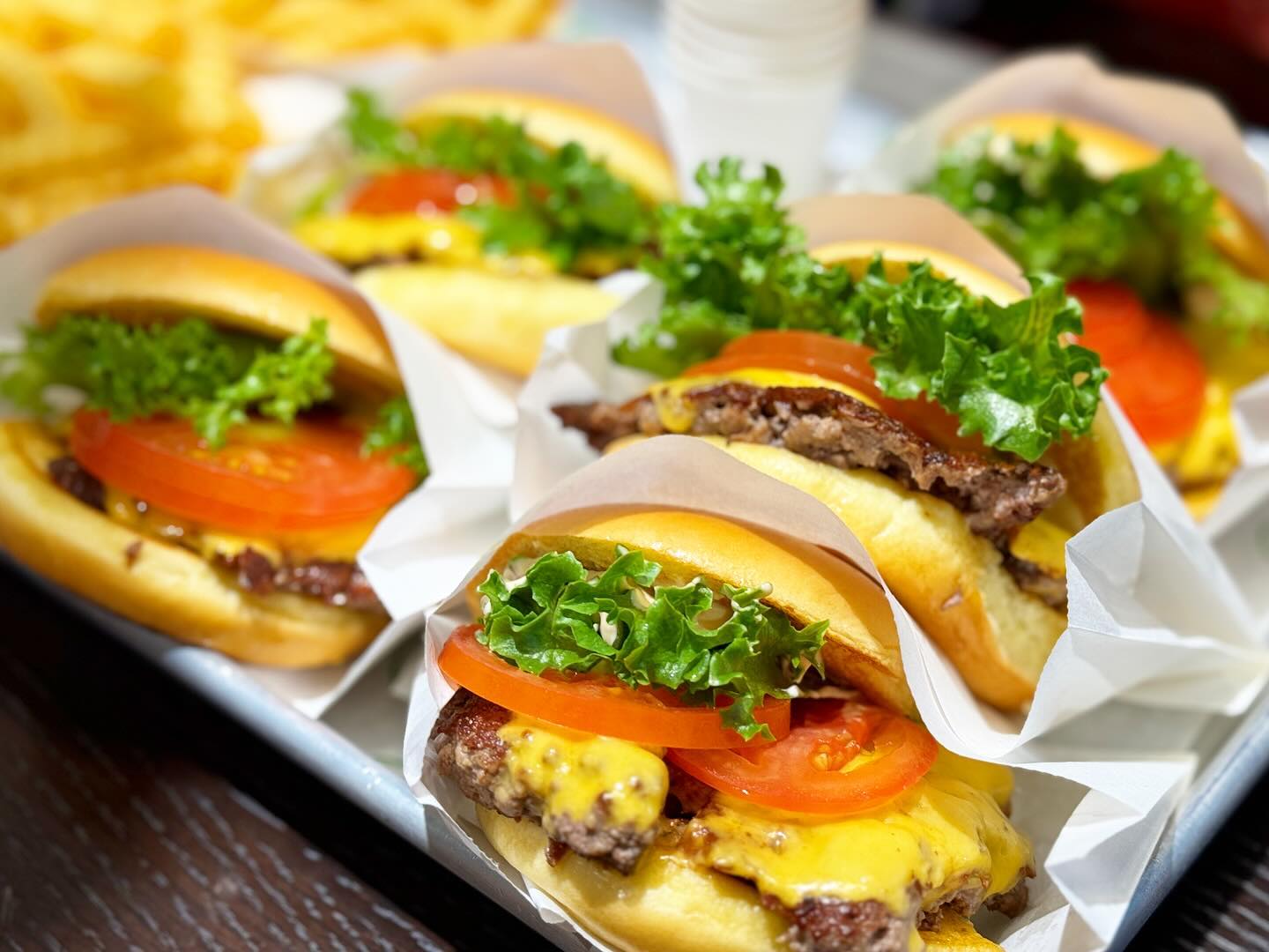 #쉑쉑 #쉑쉑버거 #기본버거가젤맛남ㅋ 

뭘 먹을까..? 뭘 먹을까..? 하다가.. ㅋ 
쉑쉑버거 안 먹어봤다는 언니를 위해~~ 고고~~ ㅋㅋ 

아빠와 데이트코스로 다이소. 쉑쉑. 배스킨 들러주시는.. 둘찌는~ 
자연스레~~ 햄버거 먹고 이층으로 올라가 아이스크림을 선택을 해 주셨다는 이야기.. 

언니둥절 ㅋㅋ 🤣 햄버거 먹고.. 우리 2층 가는거 맞아..? ㅋㅋ 🤣 하면서~~ 자연스레.. 아이스크림과 커피 주문 완료 ☑️ ㅋㅋ 

오늘도 애들은 즐거웠던 하루~~ 💕 

내일은.. 여행갈라 했건만.. 왜 하루종일 비지..? 
실내 가볼만한 곳.. 찾아보자..;;; 열심히… ㅋㅋ 

#방학 #주말 #주말일상