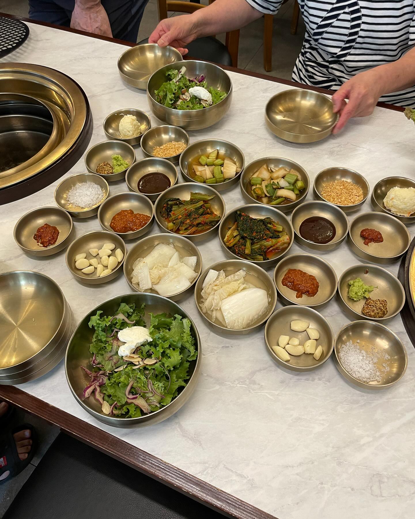 어머님 아버님 모시고 다녀온 금성회관 목동점🥩 
오빠가 딱 좋아할 깔끔하고 정갈한 반찬셋팅 그리고 너무 맛있는 생갈비 ! 
지니도 고기 엄청 잘 먹고 어머님 아버님도 맛있다고 잘 드셔서 기분 좋았던 주말의 점심이었다! 네이버 예약도 되고 쿠폰도 받을 스 있으니 다음에 또 와야지🩷 

#먹스타그램#먹방기록#음식기록#목동맛집#목동고기맛집
#금성회관#금성회관목동점#고기그램#고기맛집