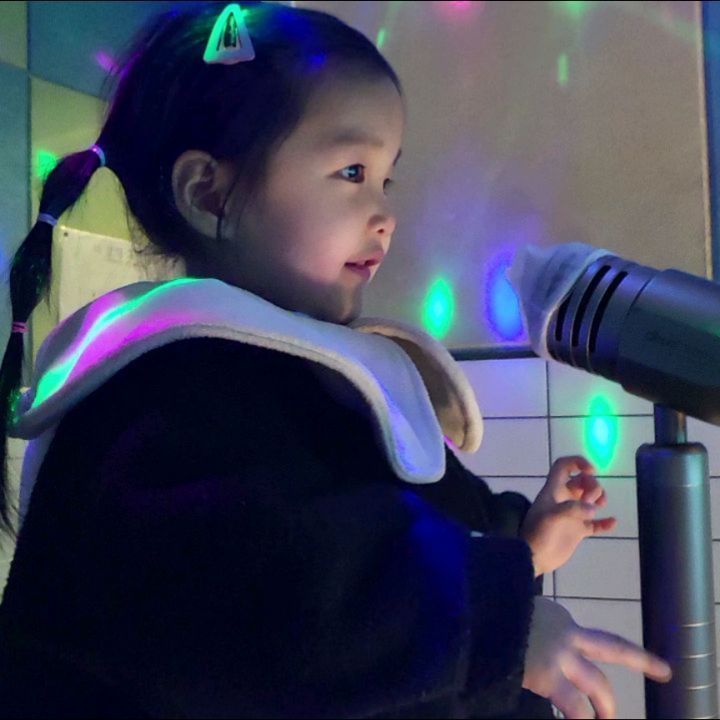 반짝반짝 예쁘던 너의 세돌🩵🩵🩵
이번 생일에는 정말 많은 사람들의 축하와 사랑을 받았다😍
받은 사랑에 감사하며 또 다른 사랑으로 흘려보낼 수 있게 살자🙏

올해는 너의 모든면이 급성장해서 기쁘고도 뭉클한 순간이 많았는데, 내가 너를 키우키도하지만 너도 날 키워주는 것 같은 요즘..! 
덕분에 나도 다방면이 성장중..🤣

그저 건강히 내 옆에 매일 있어주는 것만해도 큰 행복이고 축복임을 잊지 않을게💕
엄마에게 와줘서 너무 고마워~ 사랑하고 축하해 울애기🫶

#세돌 #세돌아기 #생일축하주간 #HBD #36개월 #도치맘 #맘스타그램 #3살 #11월 #겨울 #육아 #육아스타그램 #딸맘 #딸바보 #딸스타그램 #육아일기 #육아소통 #아기모델 #쥐띠아기 #쥐띠맘