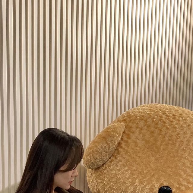 @yongnyong_96.11 on Instagram: "부드럽고 따뜻한 재질이 곰돌이처럼 포근한 느낌:) 미니멀한 느낌이라 편하게 입기 좋음 특히 뒷면 핀턱 주름이 있어서 원하는 핏으로 입기 가능 #광고#아이러니포
