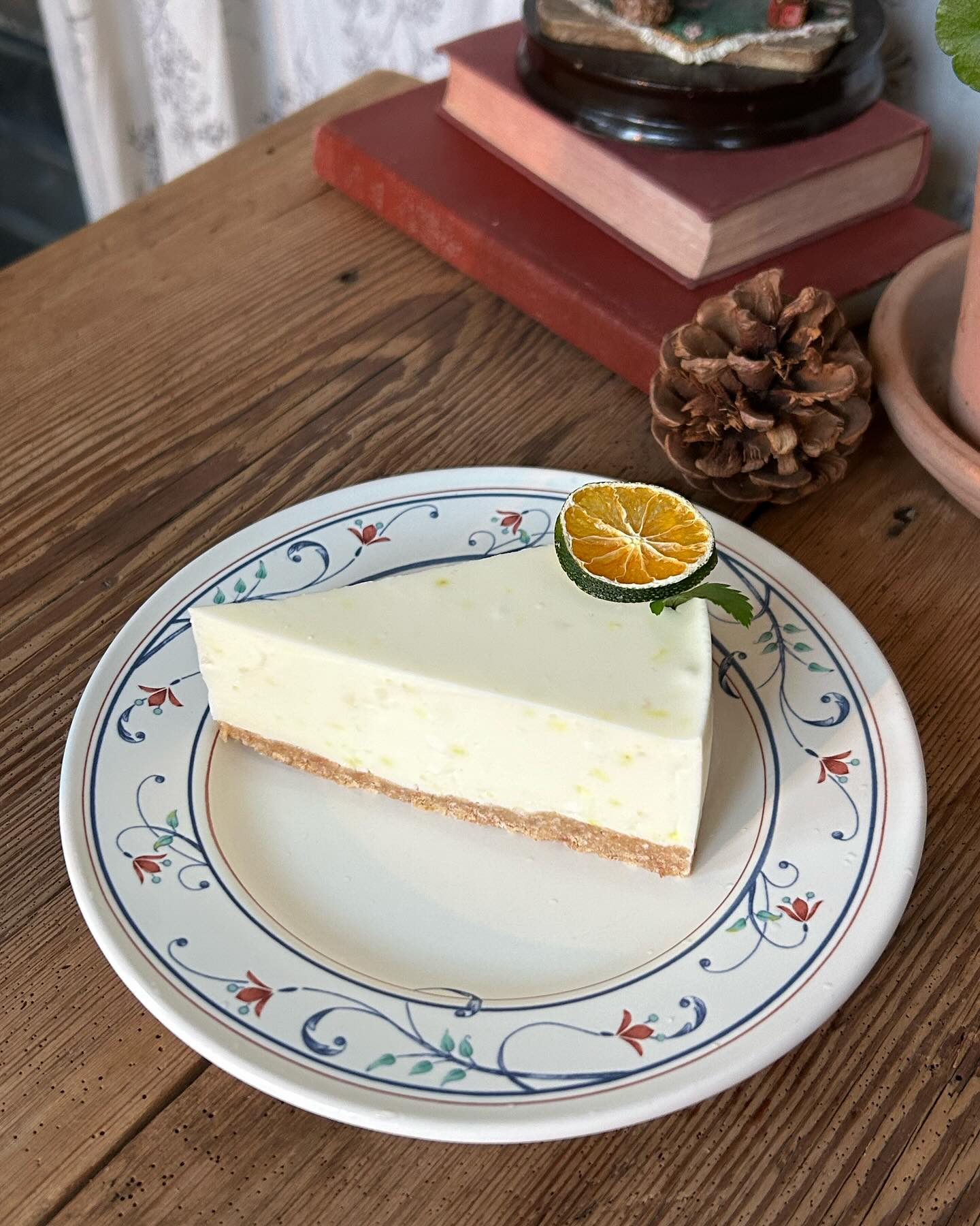 오늘 메뉴🍽️. 카페 귤꽃다락🍊

전에 올린 피드 답은 제주 카페 귤꽃다락입니다!~
카페귤꽃다락은 본관과 별관으로 나누어져 있고 귤로 꾸며져 있어요. 
본관은 좀 어두우면서 따뜻한 느낌이고 별관은 중세 시대처럼 푸릇푸릇한 식물과 접시로 꾸며져 있어요.
그래서 별관은 밝으면서 따뜻한 느낌이에요!

여기서 유명한 귤양갱, 청귤무스케이크와 귤차, 귤에이드를 먹었어요😋😋

탱글탱글한 귤양갱 색감이 예쁘고 맛이 기대되었는데 식감이 살짝 아쉬웠어요ㅠㅠ
맛은 상큼하면서 달달해서 딱 귤 생각이 나서 좋았는데 입에서 사르르 녹는 식감은 아니더라구요😭

청귤무스케이크는 위에 올라간 청귤무스는 치즈케이크랑 같은 식감이에요. 
딱딱하지도 부드럽지도 않은 꾸덕꾸덕 식감이에요. 
그리고 청귤이 들어가 상큼해서 맛있어요!

귤에이드는 상큼해서 맛있어요. 
귤차는 상큼하면서 달달한 따뜻한 차예요😉😉
평소에 카페 가면 음료를 많이 안 마시는데 이건 다 마실 정도로 맛있어요👍🏻
별관 분위기가 좋아서 아무렇게 찍어도 인생샷 건질 수 있어요!

본관에 귤나무가 보이는 큰 창에서 사진을 찍을 수 있으니 꼭 찍으세요!📸
인생샷 건질 수 있는 곳이에요!

✔️ 주소: 제주특별자치도 서귀포시 이어도로 1027번길 34
✔️ 청귤무스케이크: 6,800 
️ ✔️ 귤양갱: 4,000 
️ ✔️ 귤차: 6,000 
️ ✔️ 귤에이드: 7,000
✔️ 매일 11:00 - 18:40 (18:00 라스트오더)

#귤꽃다락 #카페 #카페추천 #카페스타그램 #제주 #제주맛집 #제주카페 #제주카페추천 #분위기좋은카페 #분위기맛집 #제주여행 #제주여행코스 #귤 #귤양갱 #양갱 #디저트 #먹스타그램 #먹플루언서9기 #먹팔 #먹팔맞팔 #선팔하면맞팔 #좋아요 #좋아요반사 #먹소통 #소통