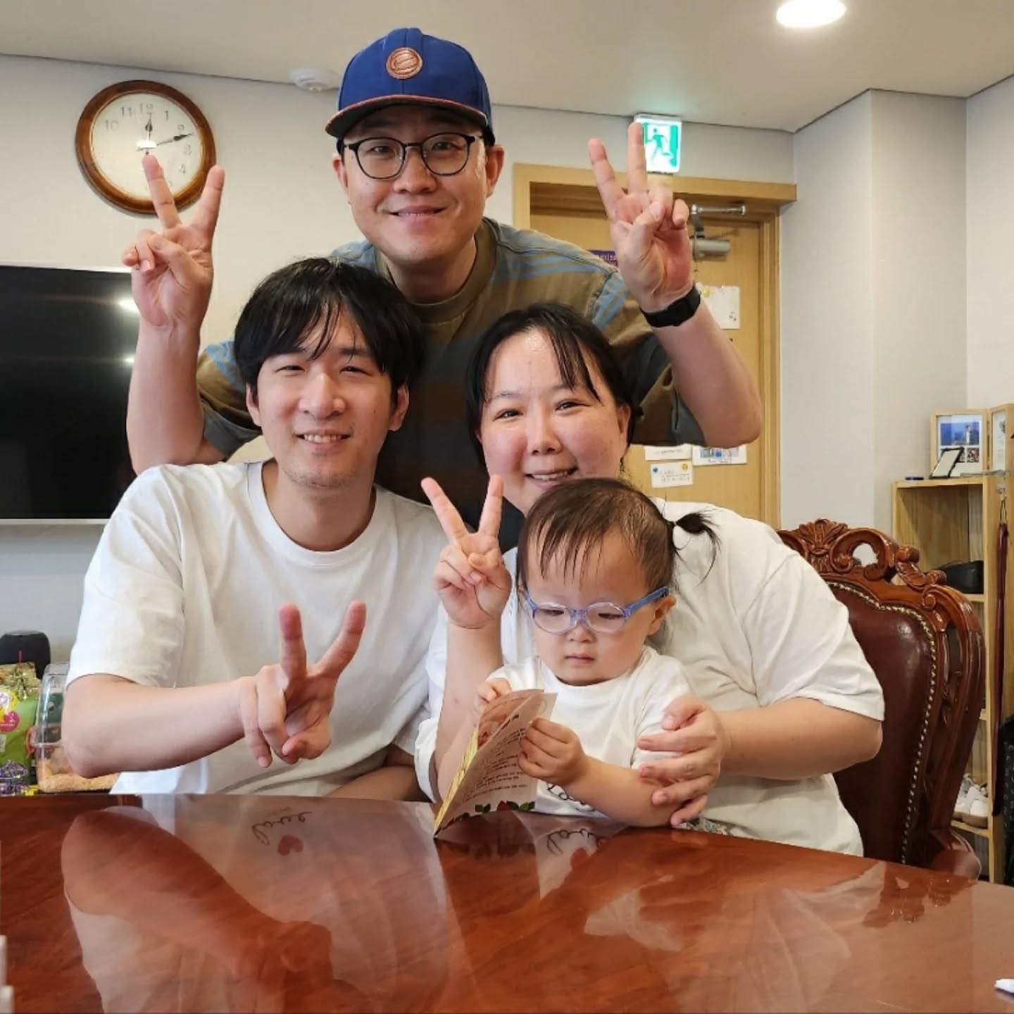 #첫줄

2024.08.01 목요일

하은이랑 송파에 실내키즈수영장 가기전에 오랜만에 장영환목사님 뵈러 목사님께서 사역하시는 불광동에 염광교회로 가서 같이 담소도 나누고 점심식사도 했어요.
진짜 호산나 청년들이나 성도님들이 목사님을 뵈러 가는건 인스타로 보면서 진짜 인기많으시던데 역시 목사님을 뵈면 너무나 동네오빠처럼 편하게 해주시고 얘기도 잘 들어주시니까 인기가 많으신 이유를 몸소 느끼고 실감하게되었어요. 하은이도 진심으로 사랑해주시고 이뻐해주시고 눈물이 날뻔했는데 꾹참았어요.
내년에 또 뵈러갈게요. 그때도 우리 하은이 같이 갈게요.

#럽스타그램💕 #부부스타그램💕 #부산부부스타그램💕
#신혼부부스타그램💕 #육아스타그램 #하은공주 #생후970일차 #사하구아기 #하단 #행복이 #소띠아기 #딸 #소통 #사하구맘 #행복이맘 #소띠맘 #하은맘 #딸맘 #도치맘 #육아 #육아소통 #32개월아기 #서울 #염광교회 #소중한만남 #또뵈러갈게요